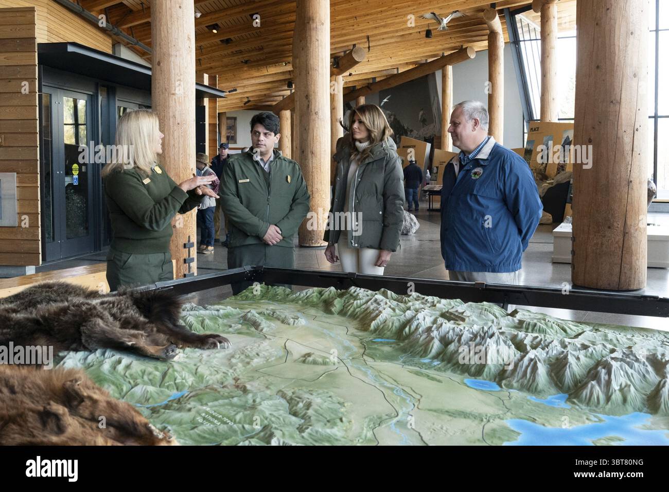 4. Oktober 2019, Moose, WY, Vereinigte Staaten von Amerika: US First Lady Melania Trump, Innenminister David Bernhardt, rechts, und amtierender Superintendent des Grand Teton National Park Gopaul Noojibai hören eine Präsentation von Ranger Elizabeth Makipose, links, im Kartenraum des Craig Thomas Discovery Centers im Grand Teton National Park am 4. Oktober 2019 in Moose, Wyoming. (Kreditbild: © Andrea Hanks via ZUMA Wire) Stockfoto