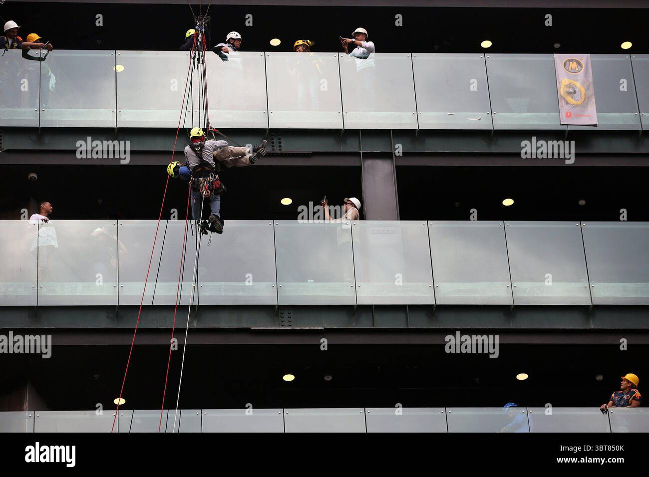 3. Oktober 2019: Cali, Kolumbien 02 Octubre 2019.EN el Centro Comercial Chipichape y el el nuevo Hotel de Cali Spirito se llevaron ejercicios simultaneos apoyados por ordinadores de emergencia y bajo la Supervision de socorristas expertos. EN el Centro Comercial las alarmas sonaron a las 9a.m. y hubo una evacuacion masiva para luego realizar unos ejercicio con fuego donde hubo el rescate de una persona inbewusente por el humo. Das Hotel ist ein Abkömmling un trabajador que habia quedado suspendido en el vacio. Credito: CEET Fotografo: JU Stockfoto