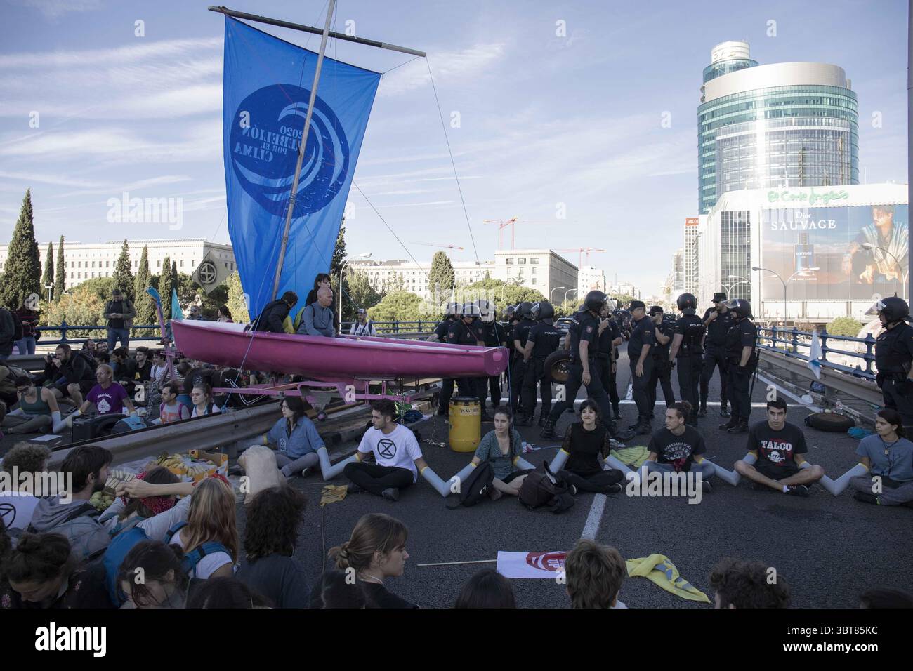 7. Oktober 2019, Madrid, Spanien: Eine allgemeine Ansicht an der Brücke über den Paseo de la Castellana, wo Aktivisten während des Protestes eine Hauptstraße in der Stadt blockierten. Städte weltweit wie London, Berlin, New York, Buenos Aires, ParÃ­s begannen die zweite internationale Woche Rebellion, während Aktivisten in verschiedenen Aktionen des pazifischen Protests und des zivilen Ungehorsams unter der ethischen Pflicht, Verantwortung zurückzufordern, eine politische Aktion, um die schwerwiegenden Folgen des Klimawandels und ökologische Auswirkungen abzumildern. In Madrid handelte es sich um zwei parallele Aktionen, eine in â œPaseo de la Castellanaâ Stockfoto