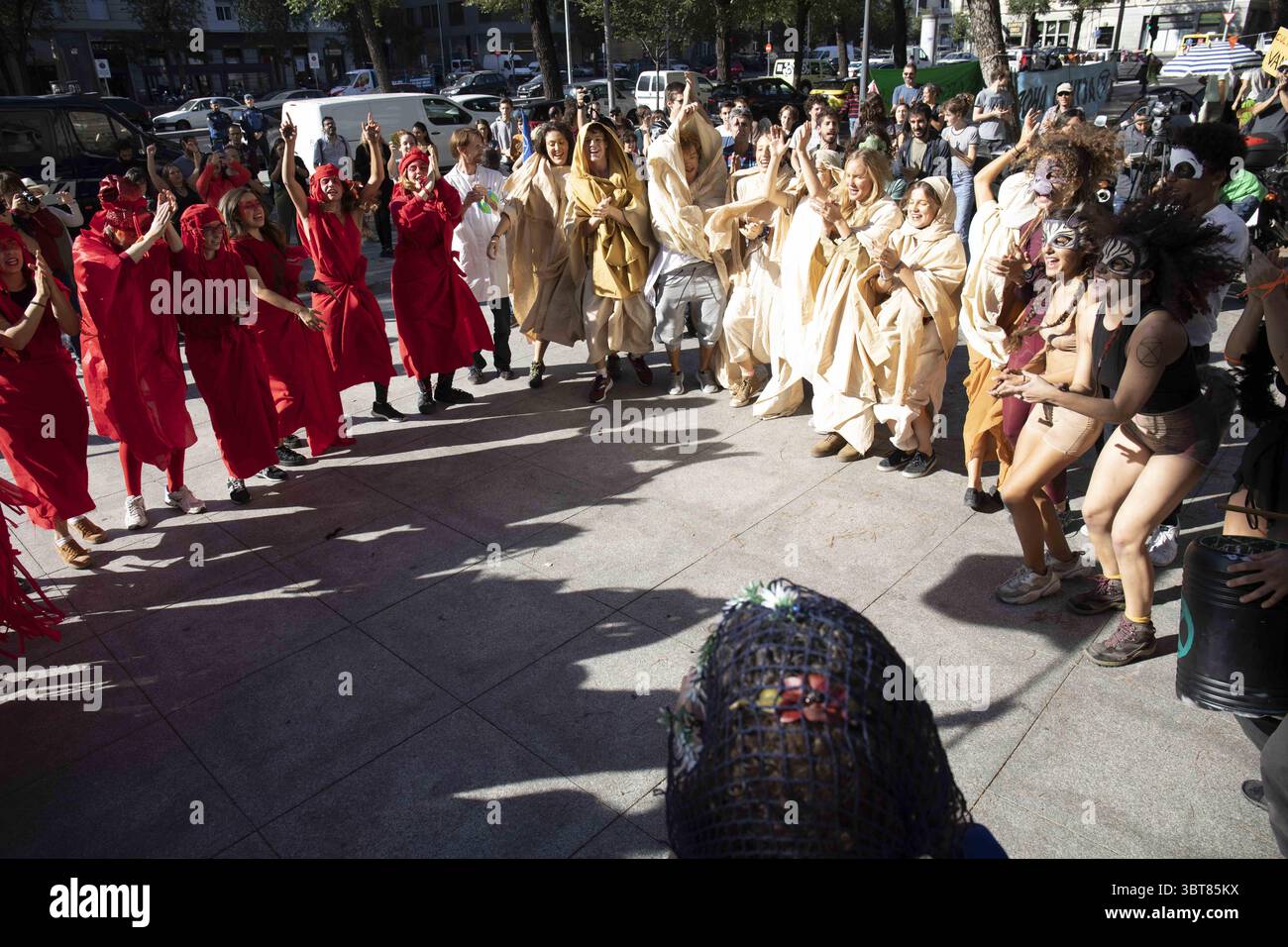 7. Oktober 2019, Madrid, Spanien: Aktivisten tanzen auf einem Campingplatz auf dem San Juan de la Cruz Platz, vor dem ministerium für Umweltübergang während der Proteste. Städte weltweit wie London, Berlin, New York, Buenos Aires, ParÃ­s begannen die zweite internationale Woche Rebellion, während Aktivisten in verschiedenen Aktionen des pazifischen Protests und des zivilen Ungehorsams unter der ethischen Pflicht, Verantwortung zurückzufordern, eine politische Aktion, um die schwerwiegenden Folgen des Klimawandels und die ökologischen Auswirkungen abzumildern. In Madrid handelte es sich um zwei parallele Aktionen, eine in â œPaseo de la Castellan Stockfoto