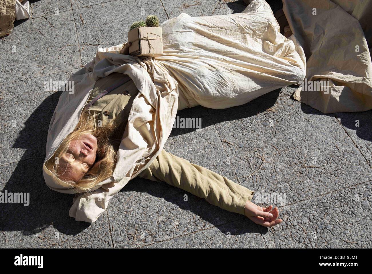 7. Oktober 2019, Madrid, Spanien: Ein Aktivist liegt auf dem Boden ein Symbol des Todes der Natur nach der Performance. Städte weltweit wie London, Berlin, New York, Buenos Aires, ParÃ­s starteten die zweite internationale Woche Rebellion, während Aktivisten in verschiedenen Aktionen der pazifischen Proteste und des zivilen Ungehorsams unter der ethischen Pflicht, Verantwortung zurückzufordern eine politische Aktion, um die ernsten Folgen des Klimawandels und ökologische Auswirkungen abzumildern. In Madrid handelte es sich um zwei parallele Aktionen, eine in â œPaseo de la Castellanaâ€ , wo eine Hauptstraße für A gesperrt wurde Stockfoto