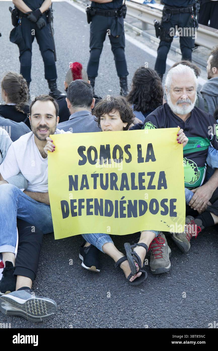 7. Oktober 2019, Madrid, Spanien: Eine Gruppe von Demonstranten hält ein Banner, das besagt, dass wir die Natur in der Verteidigung während des Protestes sind. Städte weltweit wie London, Berlin, New York, Buenos Aires, ParÃ­s starteten die zweite internationale Woche Rebellion, während Aktivisten in verschiedenen Aktionen des pazifik-Protests und zivilen Ungehorsams unter der ethischen Pflicht, Verantwortung zurückzufordern, eine politische Aktion, um die schwerwiegenden Folgen des Klimawandels und ökologische Auswirkungen abzumildern. In Madrid handelte es sich um zwei parallele Aktionen, eine in â œPaseo de la Castellanaâ€, wo eine Hauptstraße blockiert wurde Stockfoto