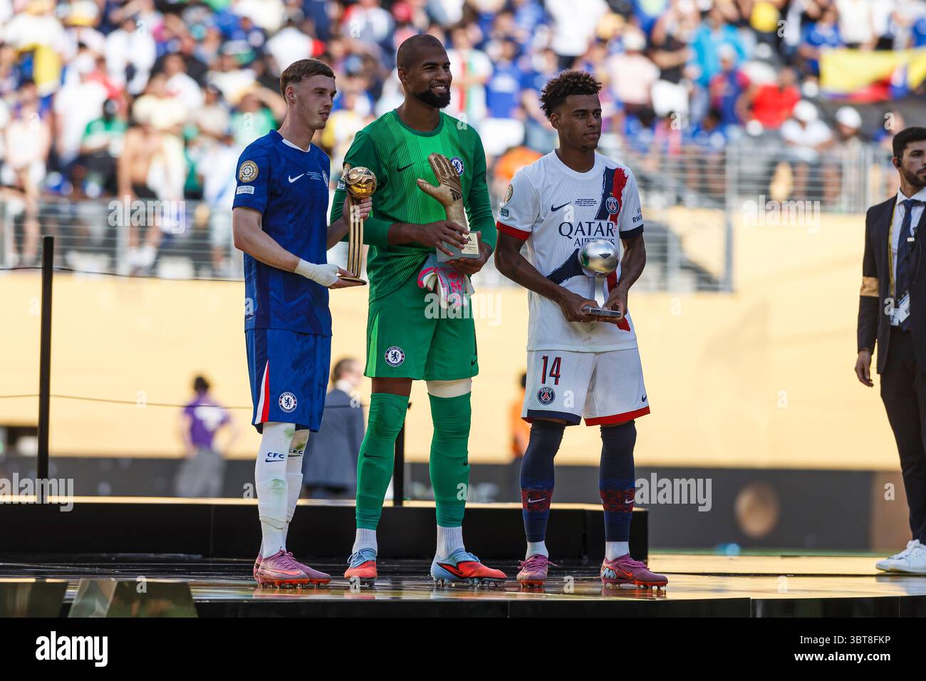 New Jersey - 13. Juli: (L-R) Cole Palmer von Chelsea FC der adidas Golden Ball, Torhüter Robert Sanchez von Chelsea FC der adidas Golden Glove und Desi Stockfoto