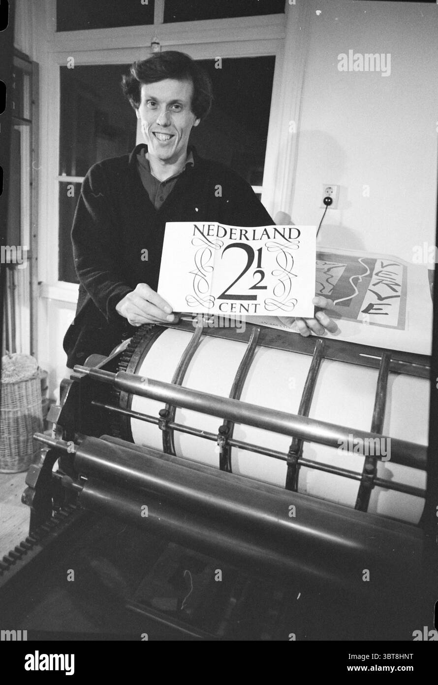 Mann an der Druckmaschine mit großem 2 1/2 Cent Stempel, Whizgle News, Dutch Desk, Niederlande, 1950 - 2000 auf 10-1988. Die Abbildung zeigt diese Themen. In einem gut beleuchteten Innenbereich wird die Szene von einer traditionellen Druckmaschine dominiert, die die untere Hälfte des Rahmens einnimmt. Die Presse verfügt über eine große zylindrische Walze und verschiedene mechanische Komponenten, die in einer Mischung aus dunklem Metall und poliertem Holz verarbeitet sind, was ihren Vintage-Charakter unterstreicht. Eine männliche Figur steht neben der Presse und zeigt einen großen Druck mit einem auffälligen Design. Er trägt einen dunklen Pullover, und sein Ausdruck ist fröhlich. Stockfoto