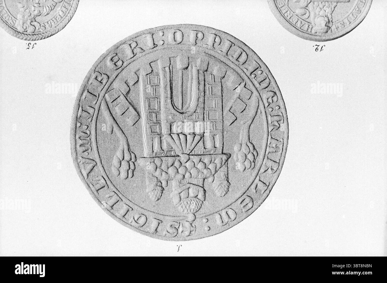 Siegel mit drei Türmen und dem Text „Sigillum liberi oppidi de Harlem“, was „Siegel der freien Stadt Haarlem“ bedeutet. Haarlem The Netherlands., Whizgle News, Dutch Desk, Niederlande, 1950 - 2000. Dies sind die Themen im Bild. Die Szene zeigt ein rundes, geprägtes Siegel, das komplexe Designs deutlich sichtbar zeigt. Das zentrale Motiv enthält eine stilisierte Darstellung eines Gefäßes oder Bechers, umgeben von symmetrischen Mustern. Anmutige Weinstöcke oder Blätter erstrecken sich bis zum Rand und integrieren Naturelemente in die zentrale Bildsprache. Die Farbpalette ist stummgeschaltet, gekennzeichnet durch Stockfoto