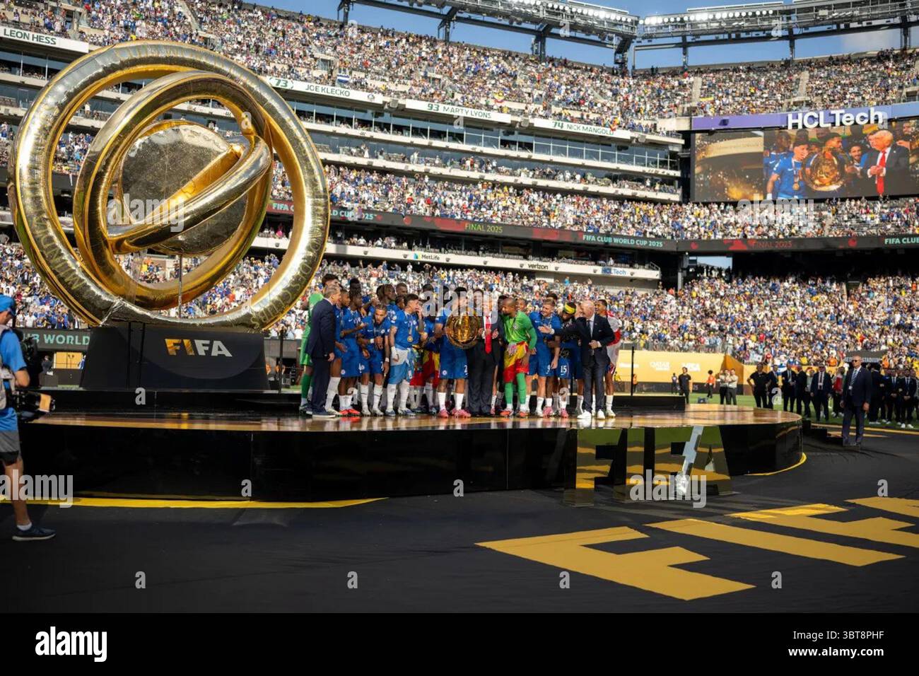 Präsident Donald J. Trump überreicht den Spielern von Chelsea die Trophäe der FIFA Club-Weltmeisterschaft nach dem 3:0-Sieg über Paris Saint-Germain im MetLife Stadium in East Rutherford, New Jersey. Juli 2025. Bild mit freundlicher Genehmigung des Weißen Hauses. Stockfoto