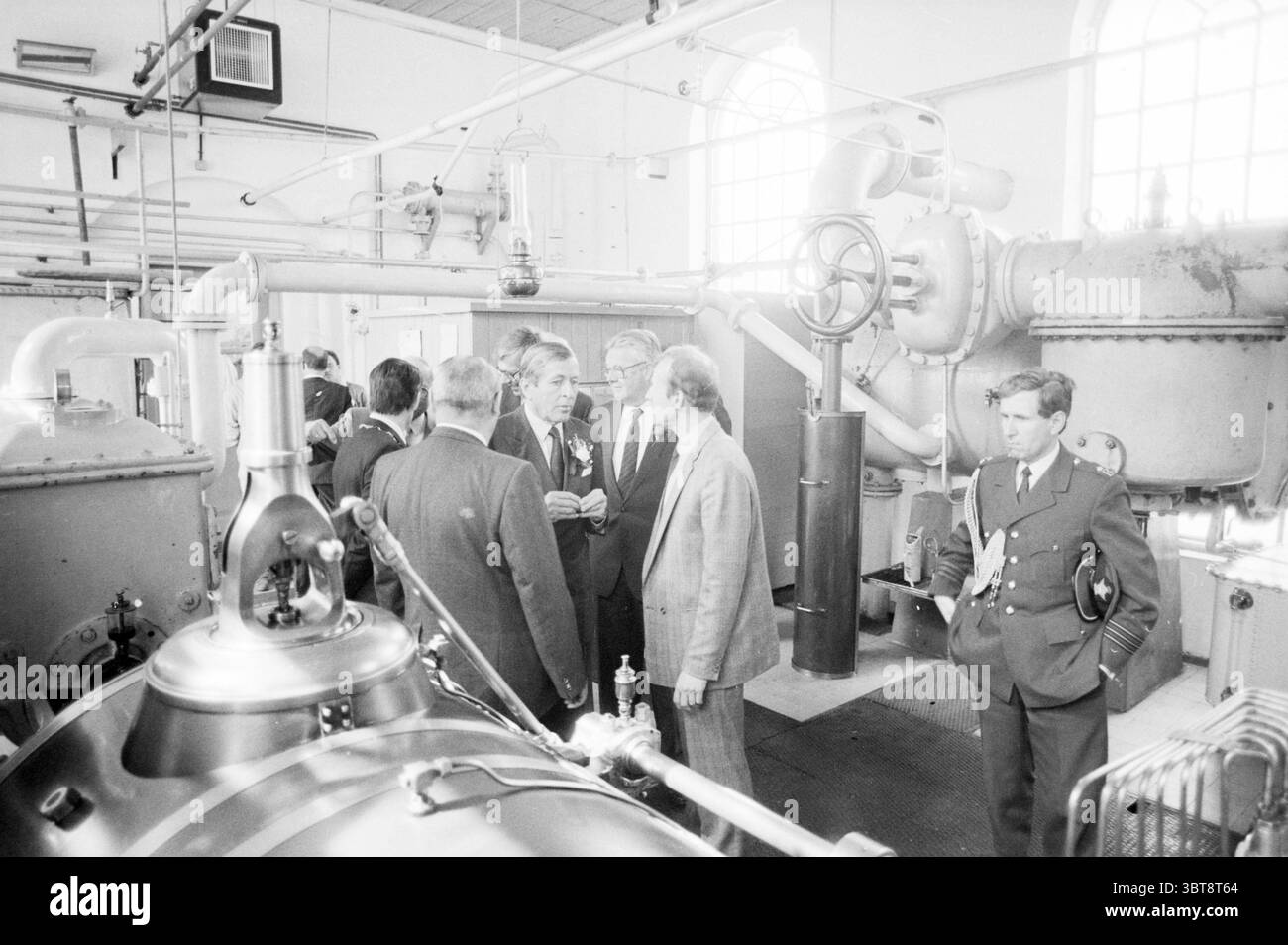 Eröffnung der Dampfpumpenstation auf halbem Wege durch Prinz Claus Eröffnung der Öffnungen in Gebrauch genommen Halfweg, Whizgle News, Dutch Desk, Niederlande, 1950 - 2000 am 09-06-1987. Dies sind die Elemente im Bild. In einer gut beleuchteten industriellen Umgebung führt eine Gruppe von Personen Gespräche und diskutiert wahrscheinlich Maschinen oder technische Aspekte der Umwelt. Die Atmosphäre fühlt sich kollaborativ und informativ an. Der Hintergrund zeigt verschiedene metallische Apparate, Rohre und mechanische Komponenten, die den industriellen Vibe verstärken. Diese Elemente bestehen überwiegend aus Grau- und Silbertönen, betont Stockfoto
