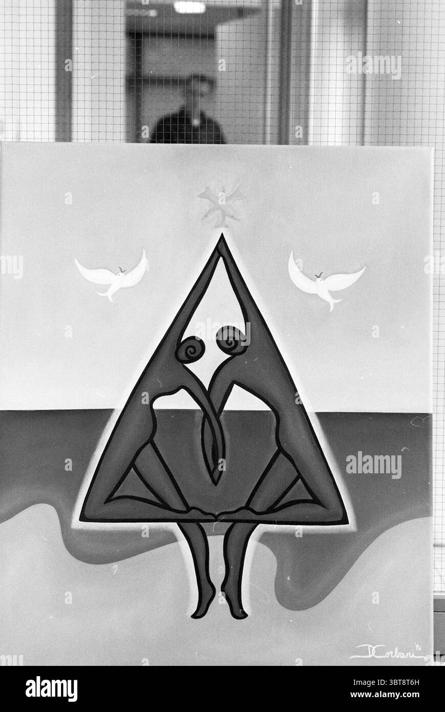 Painting International Christmas Card in der Gemeinde Zandvoort Zandvoort, Whizgle News, Dutch Desk, Niederlande, 1950 - 2000 am 24-11-1996. Dies sind die Themen im Bild. Die Szene zeigt ein beeindruckendes Kunstwerk, das eine Mischung aus abstrakten Formen und symbolischen Elementen einfängt. Die zentrale Figur ist eine dreieckige Form, die überwiegend aus dunklen Schattierungen besteht, die einen starken Kontrast zum helleren Hintergrund bilden. Diese dreieckige Figur scheint sitzend zu sein, wobei zwei gewellte Formen Arme darstellen. Über dieser zentralen Form sind zwei weiße Tauben abgebildet, die anmutig gegen A schweben Stockfoto