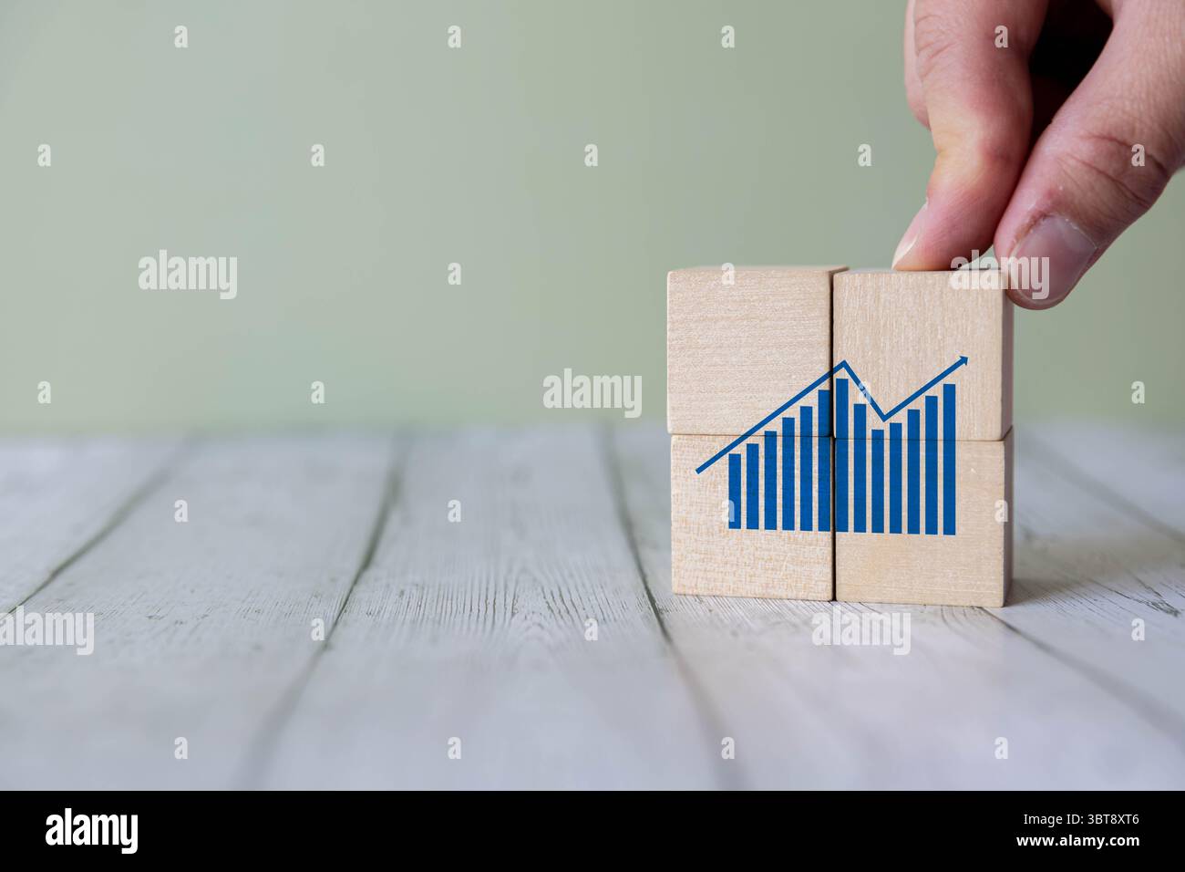 Diagramm mit Staffelei und Pfeil nach oben. Konzept von Erfolg, Wachstum und Leistungsverbesserung. Stockfoto