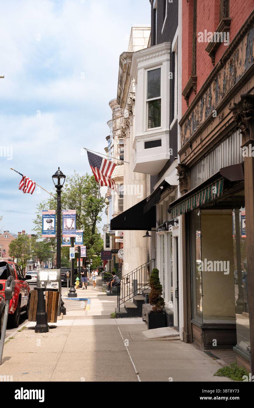 Malerische Straßenszene aus dem historischen Hudson NY in Columbia County mit Blick auf Vintage-Architektur. Stockfoto