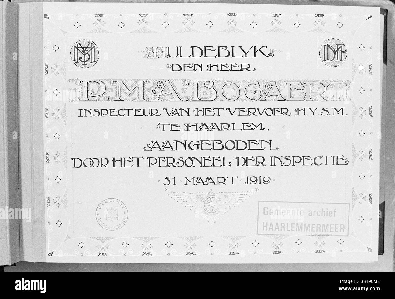 Foto von Holdeblijk datiert. März 31 1919, Whizgle News, Dutch Desk, Niederlande, 1950 - 2000 am 05-1977. Das Bild enthält diese Themen. Die Szene zeigt ein formelles Dokument, das auf einer strukturierten Oberfläche liegt, wahrscheinlich aus hellem Material. Der Hintergrund weist auf einen subtilen Kontrast hin, der die Sichtbarkeit der fokussierten Elemente verbessert. In der Mitte bilden komplizierte Ziermuster den Rahmen für den Inhalt. Blüten und dekorative Motive, eine Mischung aus Kurven und geraden Linien, verleihen Eleganz. Die Farben sind gedämpft, mit einem Schwerpunkt auf Schwarz und Cremetönen, die ein klassisches Timel verleihen Stockfoto