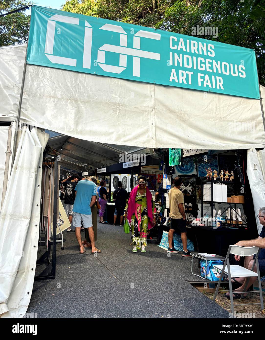 Menschen, die in der Kunsthandwerkshalle der Cairns Indigenous Arts Fair (CIAF) einkaufen, im Tanks Arts Center, Edge Hill, Cairns, Queensland, Australien, Juli 2025. - Smartphone-aufgenommenes Stockfoto