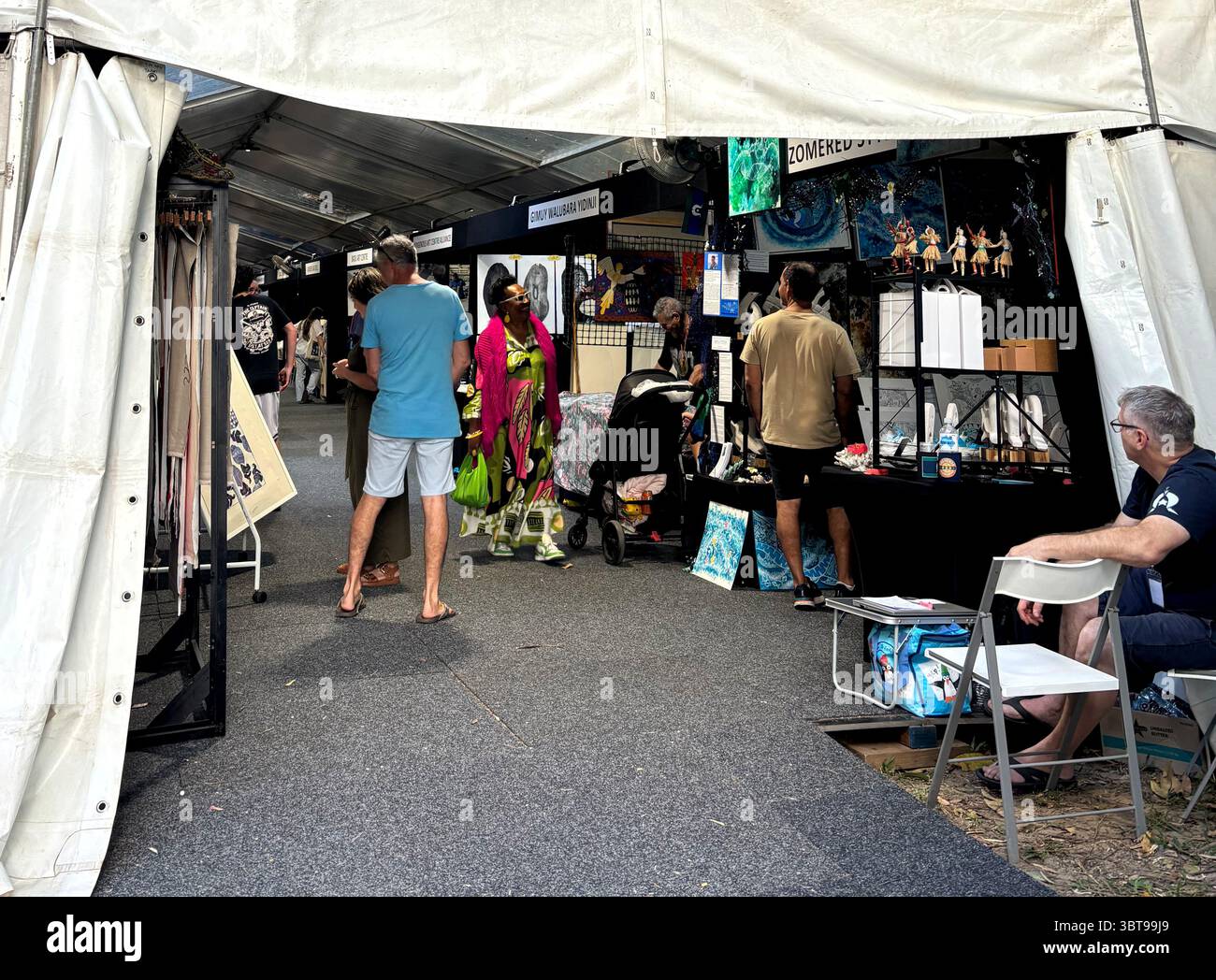 Menschen, die in der Kunsthandwerkshalle der Cairns Indigenous Arts Fair (CIAF) einkaufen, im Tanks Arts Center, Edge Hill, Cairns, Queensland, Australien, Juli 2025. - Smartphone-aufgenommenes Stockfoto