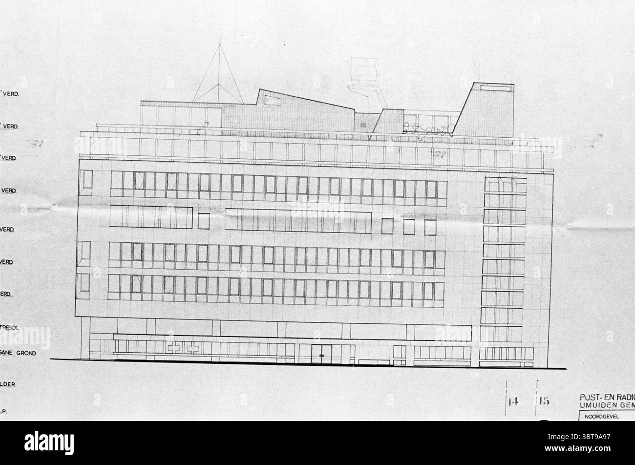 Entwurfszeichnung der Nordfassade (Vorderseite) des PTT-Pfostens und des Funkgebäudes an der lange Nieuwstraat Ecke Merwedestraat IJmuiden. Der Architekt ist K.L. Sijmons und die Bauarbeiten begannen im März 30 1966. IJmuiden the Netherlands, Whizgle News, Dutch Desk, Niederlande, 1950 - 2000 im Jahr 1966. Dies sind die Themen im Bild. Die Szene zeigt eine detaillierte architektonische Erhebung eines mehrstöckigen Gebäudes. Die Struktur zeichnet sich durch ein schlankes, modernes Design aus, das sich durch eine Kombination aus flachen und abgewinkelten Oberflächen auszeichnet. Die Fassade ist in erster Linie eine helle, neutrale Farbe, die ein Gefühl der Einfachheit weckt Stockfoto