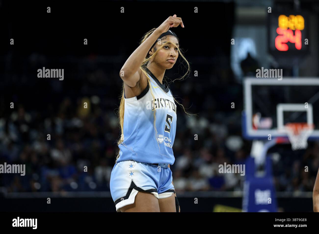 Chicago, USA. Juli 2025. Chicago, USA, 14. Juli 2025: Angel Reese (5 Chicago Sky) reagiert auf ein Spiel zwischen den Chicago Sky und Minnesota Lynx am Montag, den 14. Juli 2025 in der Wintrust Arena, Chicago, USA. (KEINE KOMMERZIELLE NUTZUNG) (Shaina Benhiyoun/SPP) Guthaben: SPP Sport Pressefoto. /Alamy Live News Stockfoto