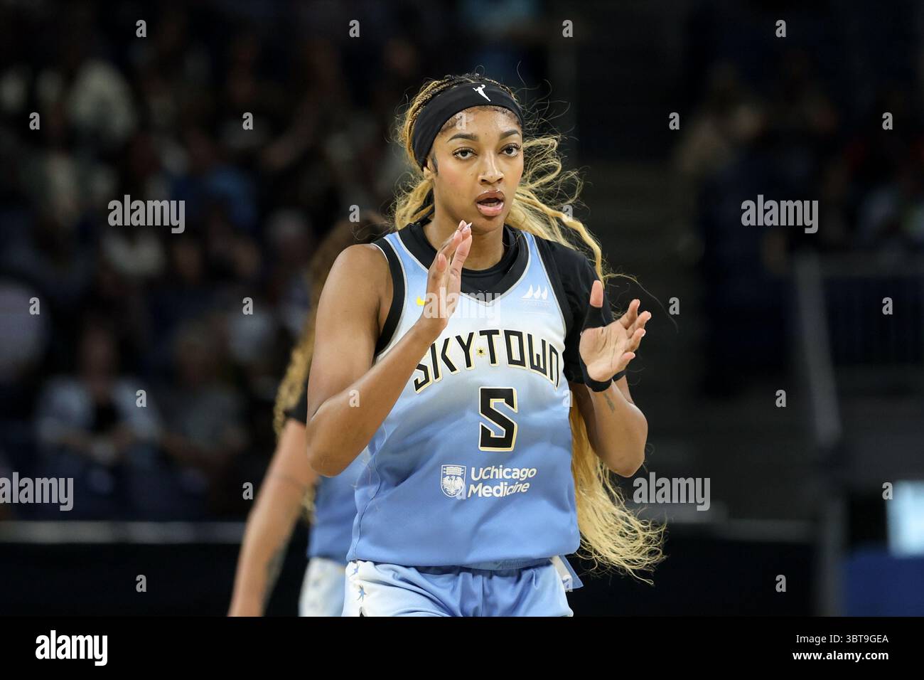 Chicago, USA. Juli 2025. Chicago, USA, 14. Juli 2025: Angel Reese (5 Chicago Sky) reagiert auf ein Spiel zwischen den Chicago Sky und Minnesota Lynx am Montag, den 14. Juli 2025 in der Wintrust Arena, Chicago, USA. (KEINE KOMMERZIELLE NUTZUNG) (Shaina Benhiyoun/SPP) Guthaben: SPP Sport Pressefoto. /Alamy Live News Stockfoto