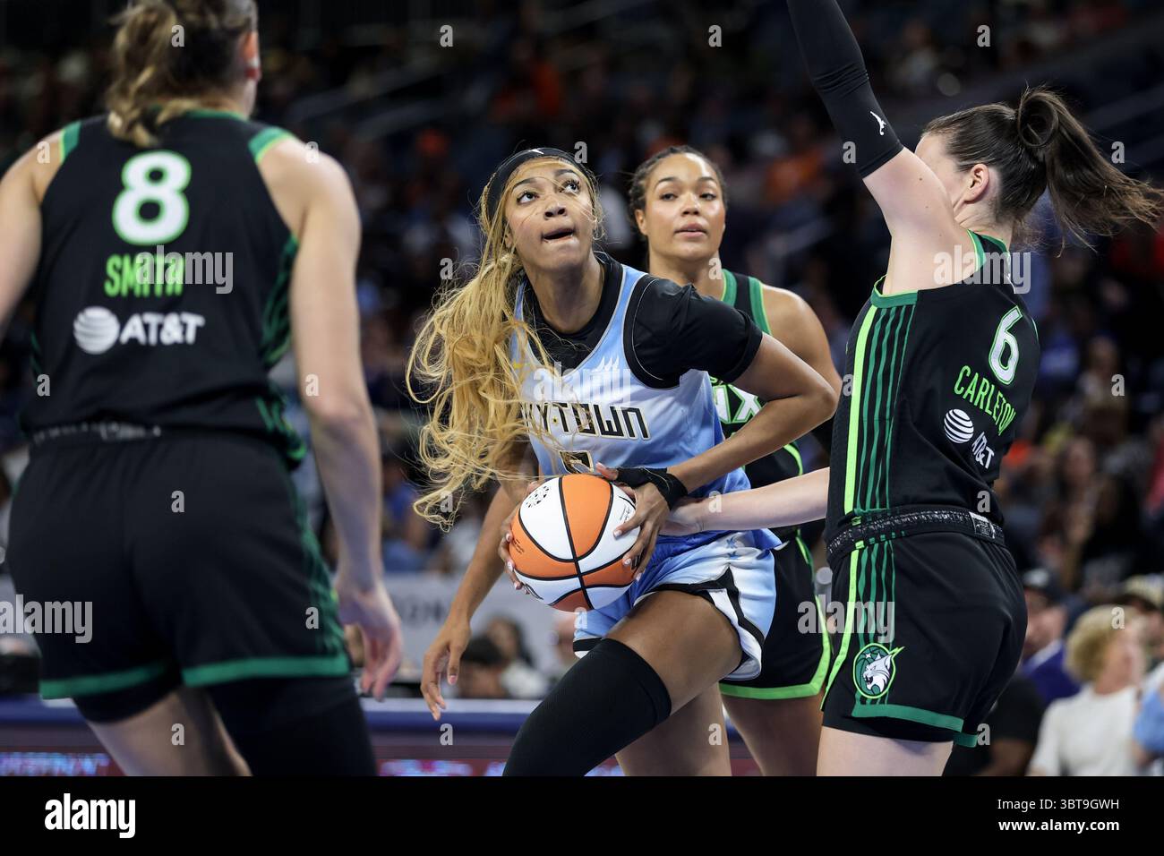 Chicago, USA. Juli 2025. Chicago, USA, 14. Juli 2025: Angel Reese (5 Chicago Sky) in Aktion während des Spiels zwischen den Chicago Sky und Minnesota Lynx am Montag, den 14. Juli 2025 in der Wintrust Arena, Chicago, USA. (KEINE KOMMERZIELLE NUTZUNG) (Shaina Benhiyoun/SPP) Guthaben: SPP Sport Pressefoto. /Alamy Live News Stockfoto