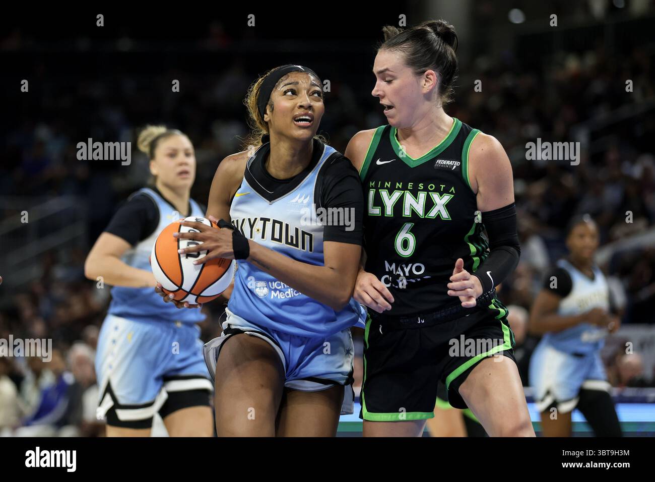Chicago, USA. Juli 2025. Chicago, USA, 14. Juli 2025: Angel Reese (5 Chicago Sky) fährt während des Spiels zwischen den Chicago Sky und Minnesota Lynx am Montag, den 14. Juli 2025 in der Wintrust Arena, Chicago, USA, zum Korb. (KEINE KOMMERZIELLE NUTZUNG) (Shaina Benhiyoun/SPP) Guthaben: SPP Sport Pressefoto. /Alamy Live News Stockfoto