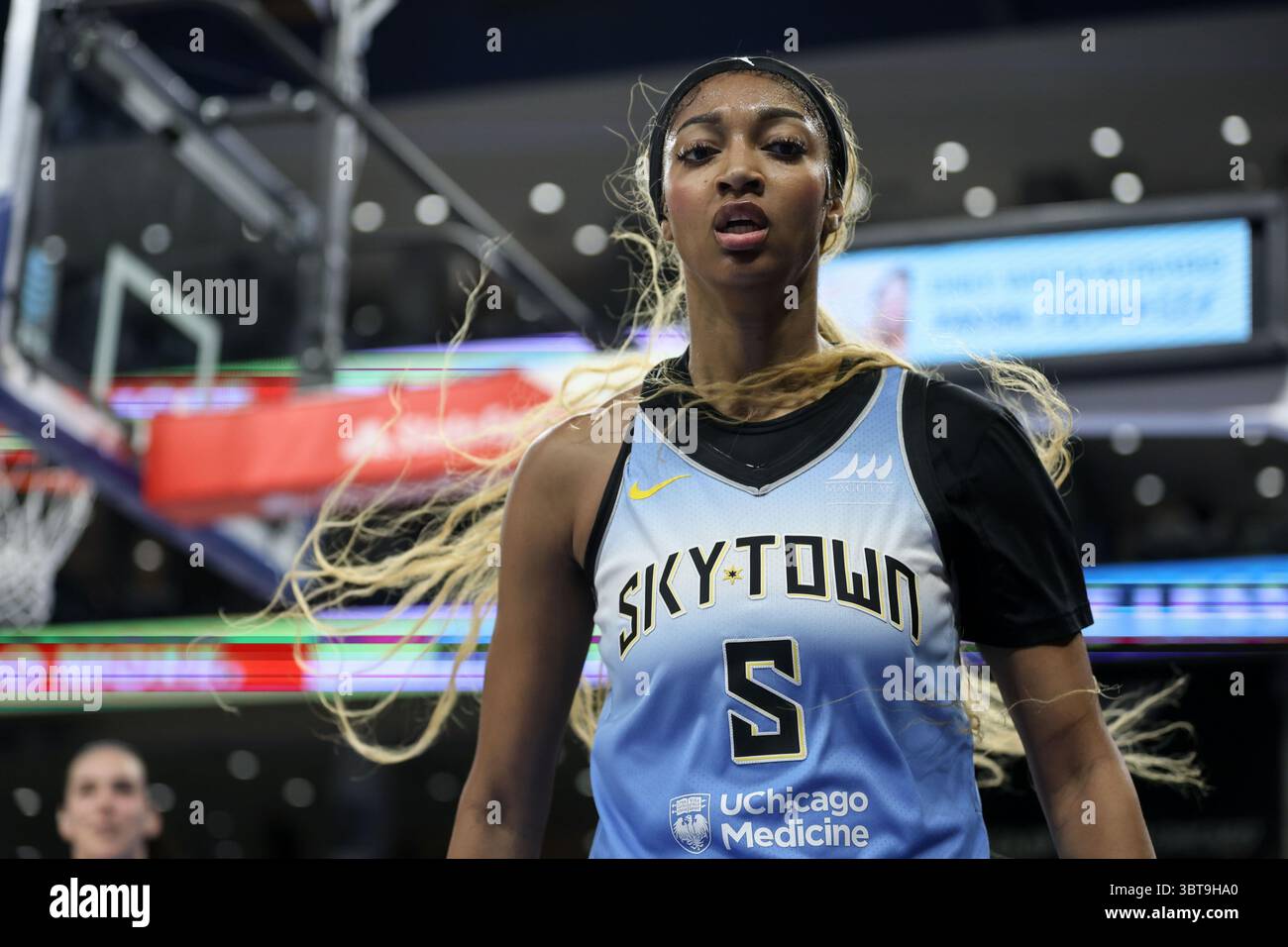 Chicago, USA. Juli 2025. Chicago, USA, 14. Juli 2025: Angel Reese (5 Chicago Sky) reagiert auf ein Spiel zwischen den Chicago Sky und Minnesota Lynx am Montag, den 14. Juli 2025 in der Wintrust Arena, Chicago, USA. (KEINE KOMMERZIELLE NUTZUNG) (Shaina Benhiyoun/SPP) Guthaben: SPP Sport Pressefoto. /Alamy Live News Stockfoto