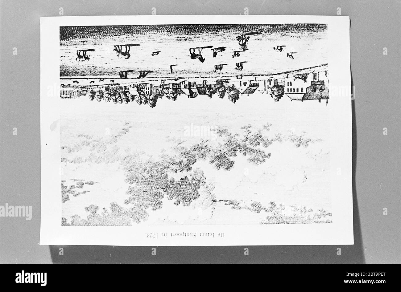 Zeichnung der Landschaft um Santpoort um 1728 Santpoort., Whizgle News, Dutch Desk, Niederlande, 1950 - 2000. Die Abbildung zeigt diese Themen. Die Szene präsentiert eine einzigartige Perspektive mit Formen und Formen, die durch eine kontrastreiche Schwarz-weiß-Darstellung abstrahiert werden. Es gibt eine deutliche Fluktuation zwischen hellen und dunklen Bereichen, die ein markantes Zusammenspiel von Schatten erzeugt. Vordergrundelemente entstehen als Muster, die an Bäume oder Gebäude erinnern, mit auffälligen Silhouetten vor einem helleren Hintergrund. Ihre Umrisse erscheinen etwas unregelmäßig und betonen eine handgerenderte Qualität. Die COMPO Stockfoto