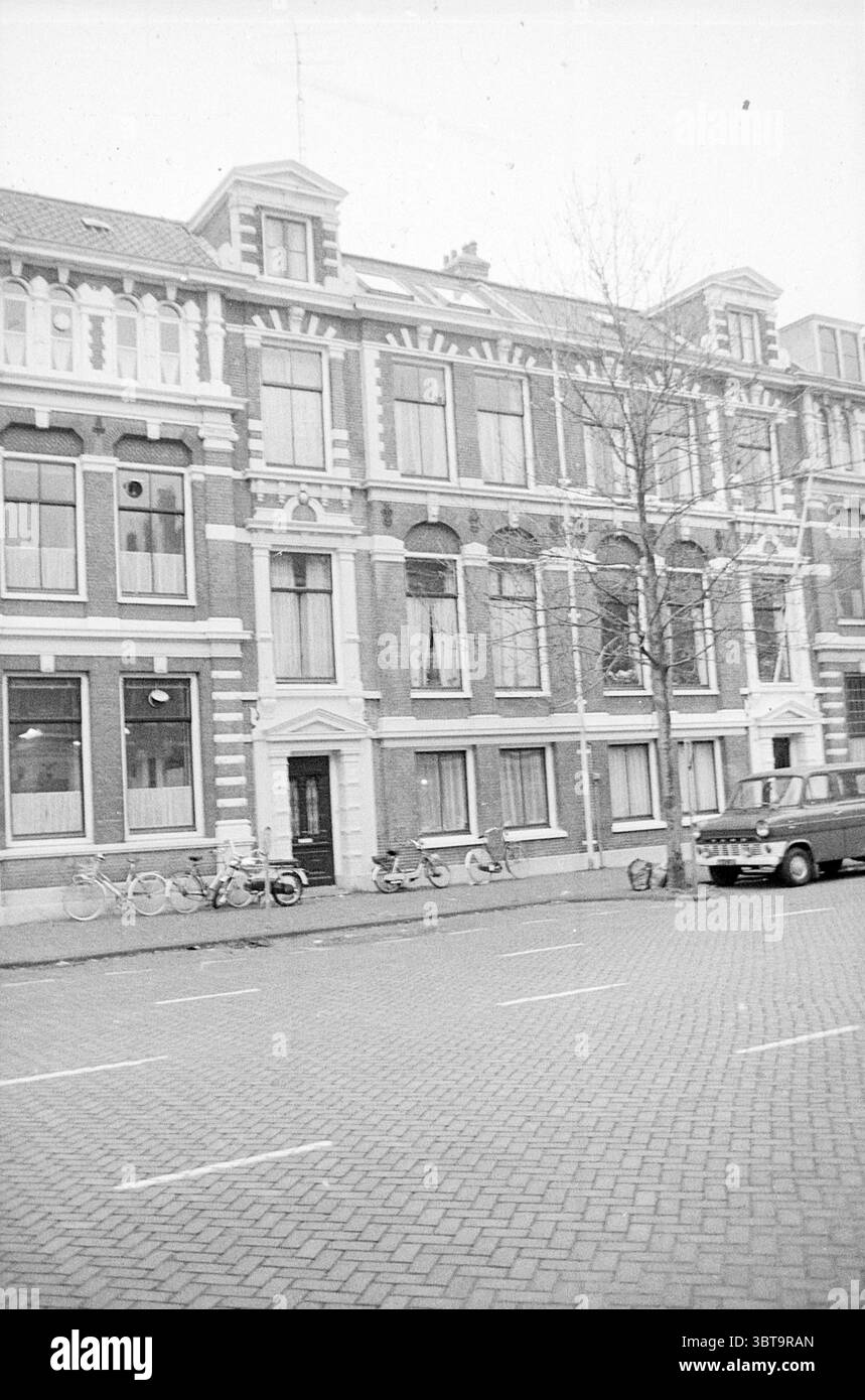 Außenansicht Wilhelminastraat 146 Haarlem. Außenansicht Haarlem Wilhelminastraat Niederlande, Whizgle News, Dutch Desk, Niederlande, 1950 - 2000 am 08-01-1976. Diese Themen sind in der Abbildung dargestellt. Die Szene fängt eine ruhige Straße mit charmanter, historischer Architektur ein. Das Gebäude ist eine mehrstöckige Backsteinstruktur mit dekorativen weißen Zierleisten und großen Fenstern, die ihm ein herrliches Aussehen verleihen. Die Ziegel sind in tiefem rötlichem Braun gehalten und stehen im Kontrast zu den hellen Akzenten. Im Vordergrund ist die Straße mit Kopfsteinpflastersteinen gepflastert, deren strukturierte Oberfläche eine einladende Atmosphäre schafft. Zu eins Stockfoto