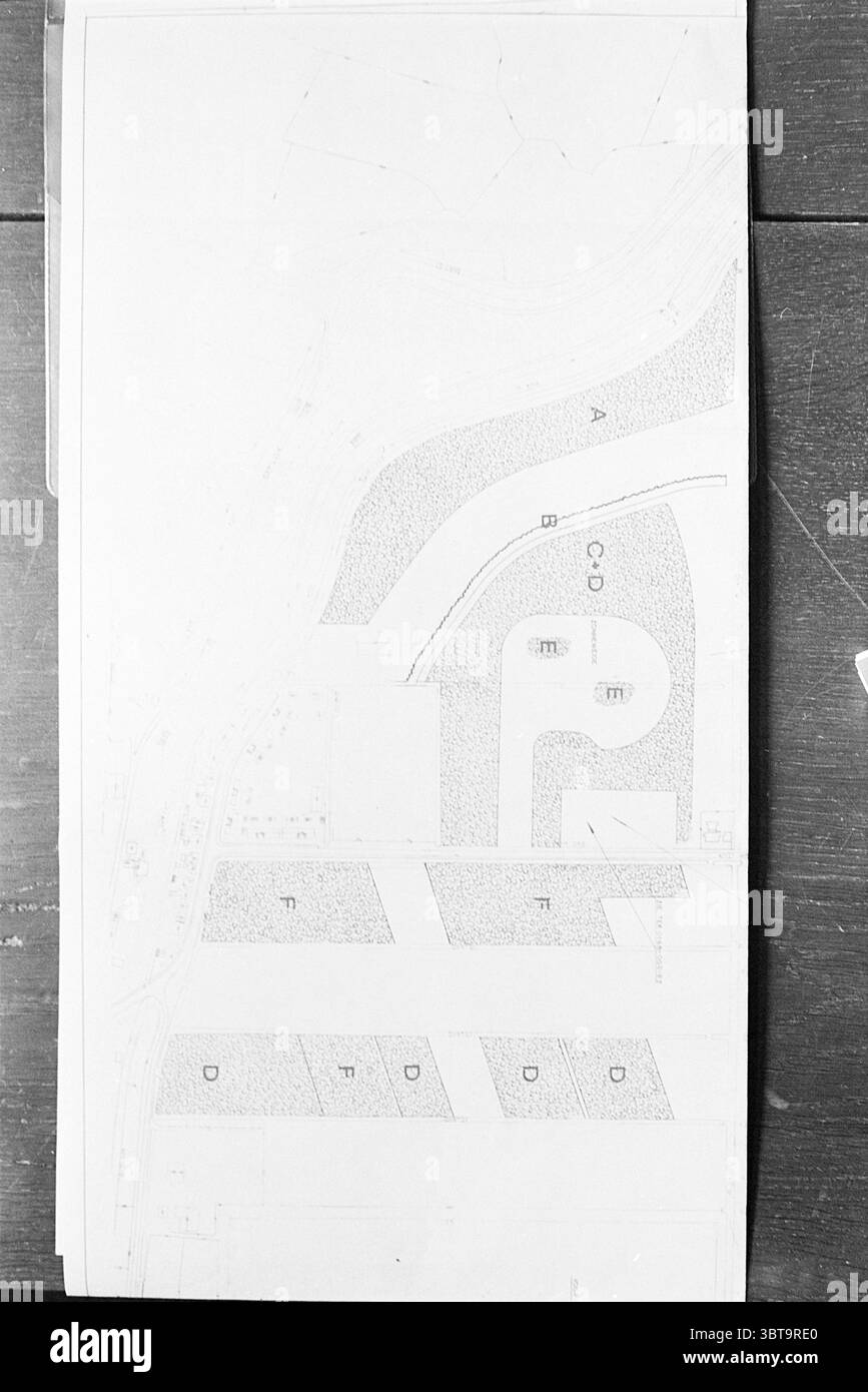Modell Spaarndam. Model, Whizgle News, Dutch Desk, Niederlande, 1950 - 2000 am 26-10-1970. Die Abbildung zeigt diese Themen. Die visuelle Szene zeigt ein detailliertes Layout, das in einer Luftaufnahme dargestellt wird. Die Umgebung zeichnet sich durch eine Vielzahl von Formen und Linien aus, die sorgfältig über die Oberfläche angeordnet sind. Gebiete, die mit bestimmten Buchstaben gekennzeichnet sind, wie z. B. „A“, „B“, „C“, „D“ und „E“, weisen auf bestimmte ausgewiesene Gebiete oder Abschnitte hin, die möglicherweise unterschiedlichen Zwecken oder Arten der Landnutzung entsprechen. Um diese Gebiete herum gibt es sich wiederholende Muster von Punkten oder Schattierungen, die auf Vegetation oder Landschaftsgestaltung hinweisen. Stockfoto