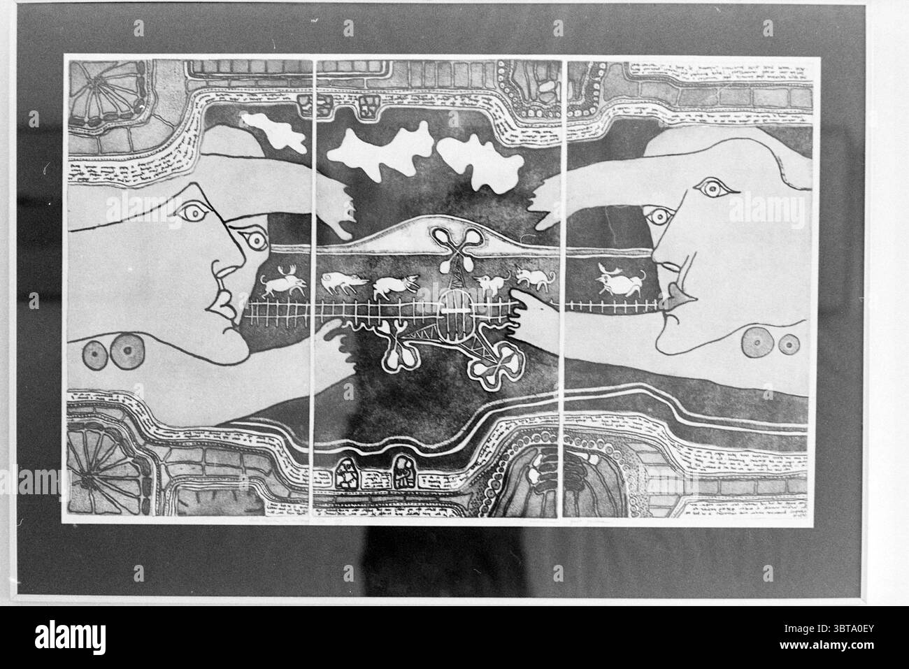 Radierung von Guido Goedheer Zeichnungen, Whizgle News, Dutch Desk, Niederlande, 1950 - 2000 am 04-08-1978. Die Abbildung zeigt diese Themen. Das Kunstwerk zeigt eine auffällige monochromatische Szene, die in Panels unterteilt ist und eine abstrakte Komposition präsentiert, die sowohl Gesichter als auch Landschaften vermittelt. Zwei prominente Gesichter, die im Profil dargestellt sind, dominieren beide Seiten des Stücks, deren Merkmale vereinfacht und stilisiert sind. Sie scheinen sich in einem stillen Dialog zu befinden, mit Blick auf einen unsichtbaren Brennpunkt. Der Hintergrund verbindet hügelige Hügel und einen sich windenden Fluss, was ein Gefühl von Tiefe verleiht. A Stockfoto