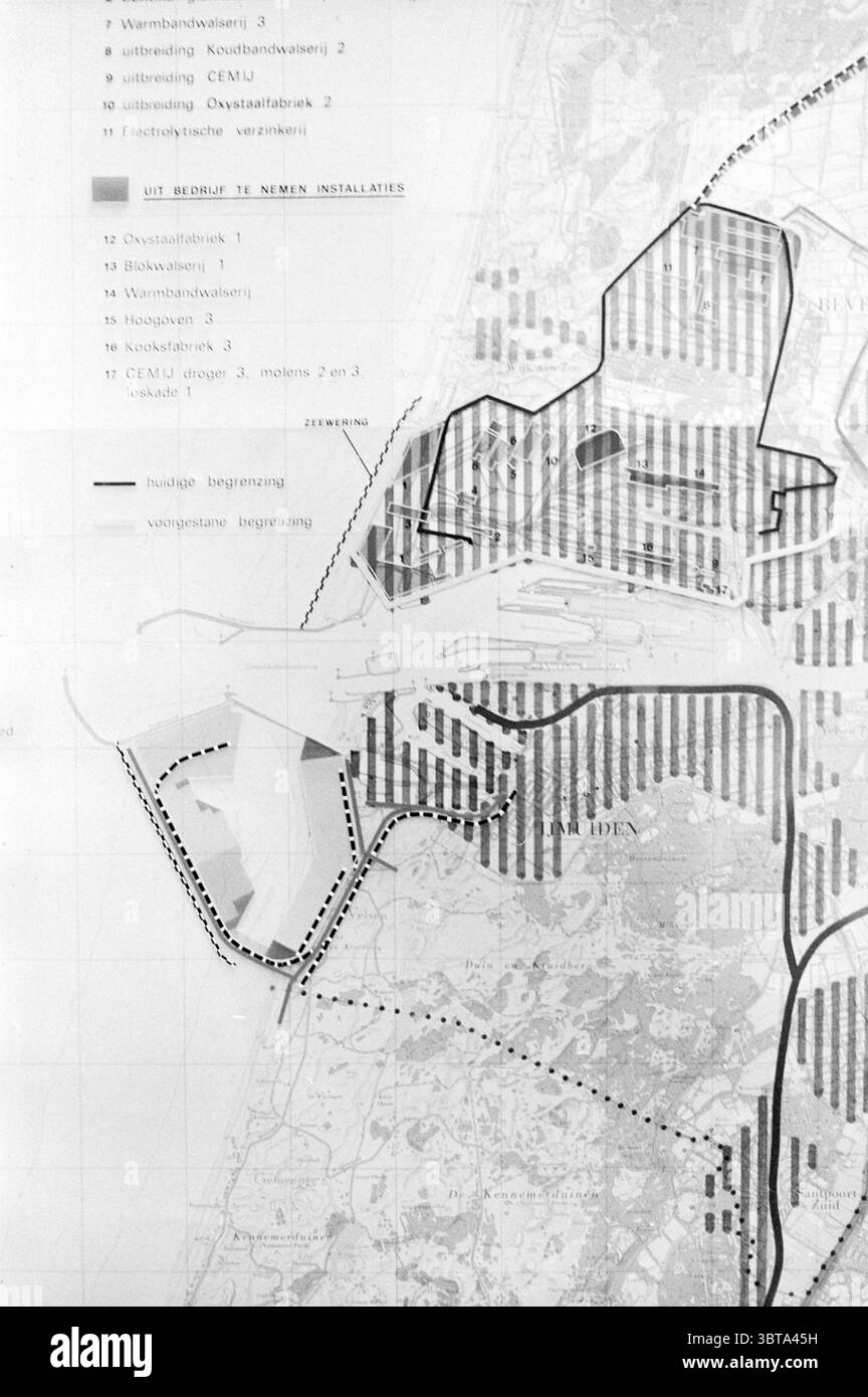 Karte des Struktur- oder Zonierungsplans (?) For Hoogovens and/OR., Whizgle News, Dutch Desk, Niederlande, 1950 - 2000. Dies sind die Elemente im Bild. Die Szene zeigt eine detailreiche, kartenähnliche Illustration, die überwiegend Schwarz-, weiß- und Grauschattierungen aufweist. Das Layout ist in verschiedene Abschnitte und Bereiche unterteilt, mit verschiedenen Formen und Linien, die geografische oder strukturelle Elemente suggerieren. Der Hintergrund ist durch ein rasterähnliches Muster gekennzeichnet, das eine organisierte Herangehensweise an die Darstellung des Geländes anzeigt. Verschiedene Bereiche sind mit Grauschattierungen oder gepunkteten Markierungen abgegrenzt Stockfoto