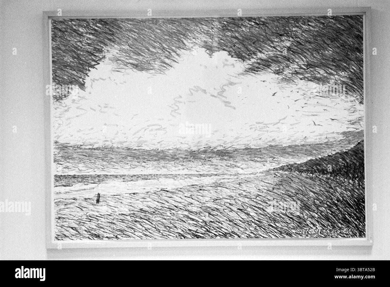 SBK: 'Wolle mit Vögeln', Whizgle News, Dutch Desk, Niederlande, 1950 - 2000 am 14-06-1995. Diese Themen werden in der Abbildung angezeigt. In diesem Kunstwerk entfaltet sich eine weitläufige Meereslandschaft unter einem dramatischen Himmel. Der Vordergrund zeigt eine sanft kräuselnde Küstenlinie, die in kontrastierenden dunklen und hellen Tönen dargestellt wird. Das Wasser wirkt rastlos, mit wirbelnden Linien, die auf Bewegung und Textur hinweisen. In der Ferne steht eine Einzelfigur am Ufer, die von der Weite des Meeres und des Himmels gebeugt ist. Die Wolken darüber sind dick und dynamisch und werden mit schnellen, ausdrucksstarken Strichen dargestellt, die der Szene mehr Intensität verleihen. Stockfoto