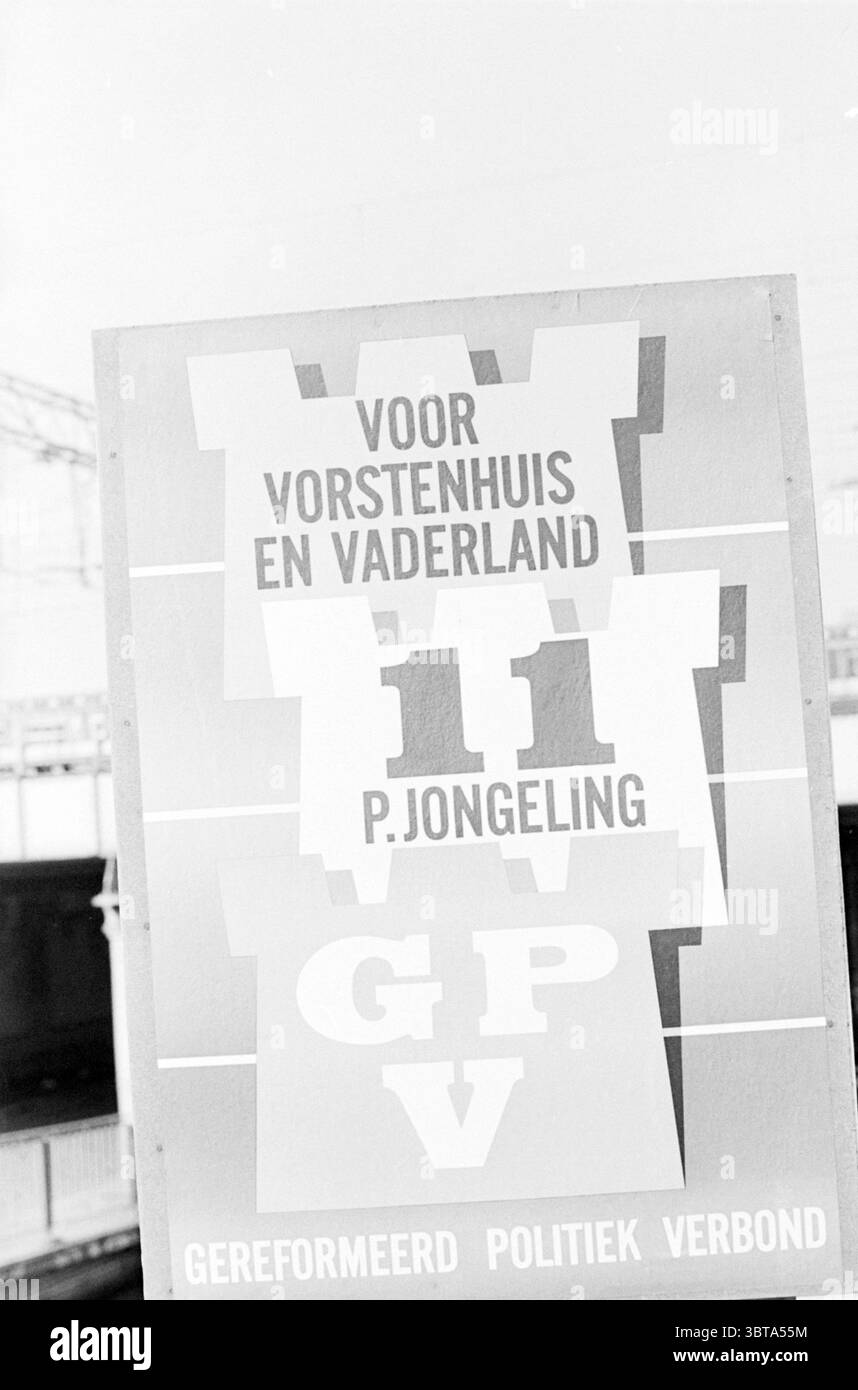 Wahlplakat der GPV zur Wahl des Repräsentantenhauses am 15. Februar 1967: Für das Königshaus und Vaterland - GPV - P. Jongeling. Reformierte politische Vereinigung., Whizgle News, Dutch Desk, Niederlande, 1950 - 2000 1967. Diese Themen werden in der Abbildung angezeigt. Die Szene zeigt ein großes Schild, das wahrscheinlich aus stabilem Material besteht und sich durch ein auffälliges, grafisches Design auszeichnet. Die Komposition ist durch eine Mischung geometrischer Formen verankert, die einen mehrschichtigen Effekt erzeugen und große Buchstaben enthalten, die den Vordergrund dominieren. Die Farbpalette ist überwiegend stark, pla Stockfoto