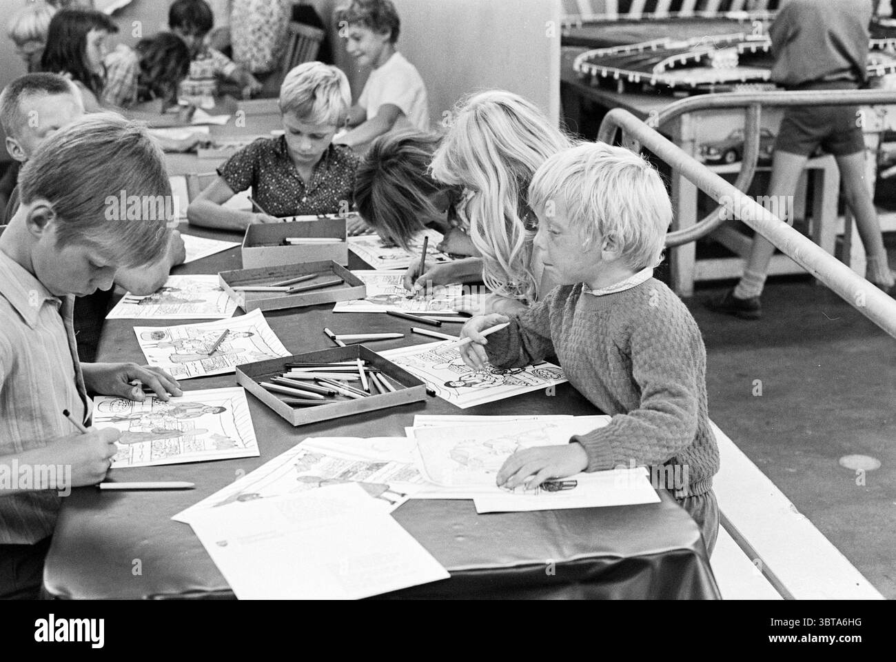 Reporter Dust Dust Dust Dust Dust Dust Dust Dust Dust Dust Dust Dust Dust Dust Dust Dust Dust Dust Dust Dust Dust Dust Dust Dust Dust Dust Dust Dust 1950 2000 1969 Dies sind die Themen im Bild. Die Szene zeigt eine lebendige und energiegeladene Atmosphäre in einer spielerischen Umgebung, wahrscheinlich in einem Klassenzimmer oder einem kreativen Workshop. Eine Gruppe von Kindern widmet sich an einem langen Tisch, der mit Papierbögen und Kunstgegenständen bedeckt ist. Die Kinder, eine Mischung aus Jungen und Mädchen, sind eng zusammen. Auf der linken Seite konzentrieren sich zwei Jungen intensiv auf ihre Arbeit, deren Kopf leicht über die Seiten gebeugt ist. Ein Junge hat ein kurzes, helles Haar und trägt einen Schwanz Stockfoto Reporter Dust Dust Dust Dust Dust Dust Dust Dust Dust Dust Dust Dust Dust Dust Dust Dust Dust Dust Dust Dust Dust Dust Dust Dust Dust Dust Dust Dust 1950 2000 1969 Dies sind die Themen im Bild. Die Szene zeigt eine lebendige und energiegeladene Atmosphäre in einer spielerischen Umgebung, wahrscheinlich in einem Klassenzimmer oder einem kreativen Workshop. Eine Gruppe von Kindern widmet sich an einem langen Tisch, der mit Papierbögen und Kunstgegenständen bedeckt ist. Die Kinder, eine Mischung aus Jungen und Mädchen, sind eng zusammen. Auf der linken Seite konzentrieren sich zwei Jungen intensiv auf ihre Arbeit, deren Kopf leicht über die Seiten gebeugt ist. Ein Junge hat ein kurzes, helles Haar und trägt einen Schwanz Stockfoto