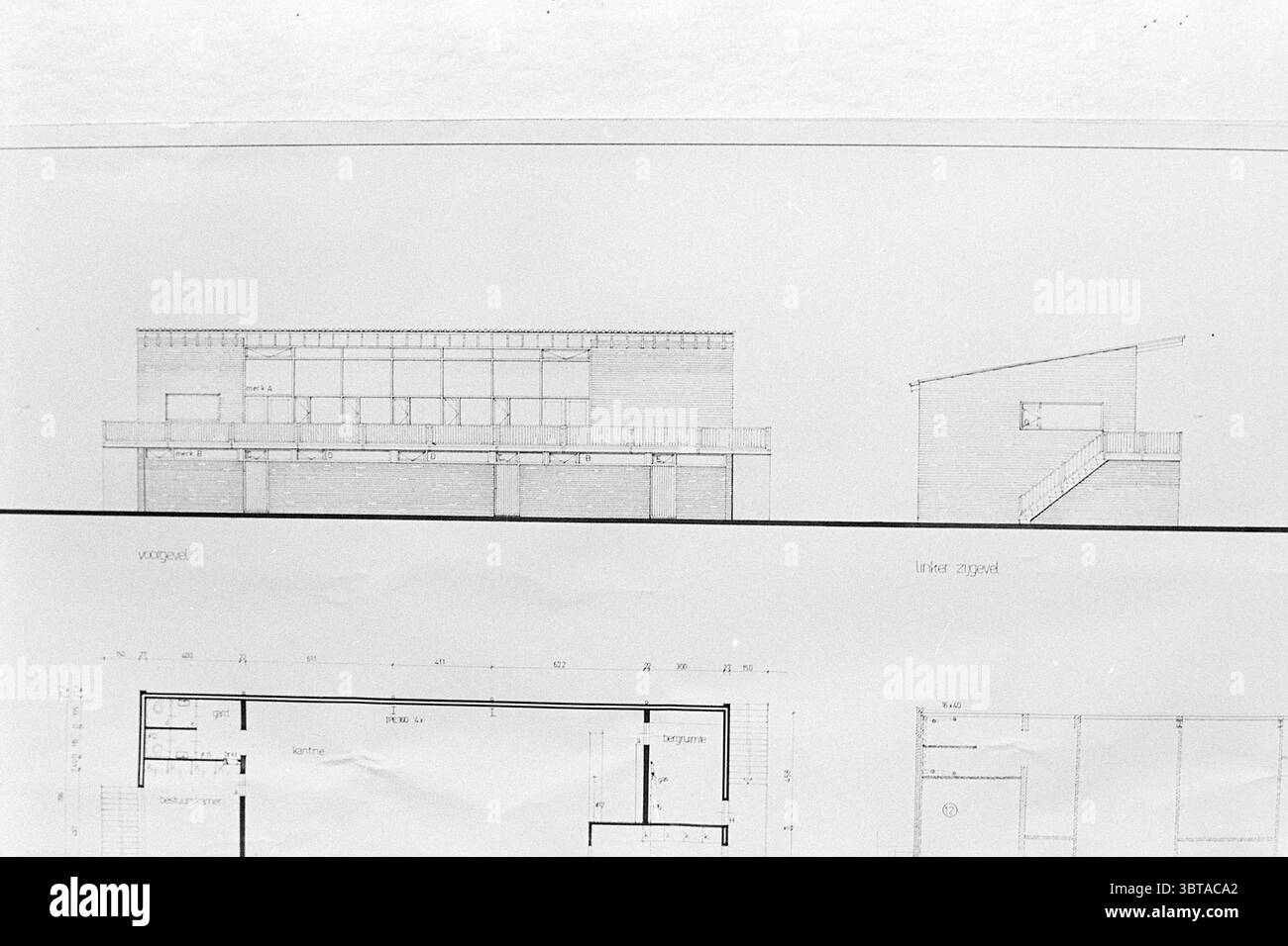 Bauzeichnung von Clubhaus/Fußballkantine., Whizgle News, Dutch Desk, Niederlande, 1950 - 2000. Dies sind die Themen im Bild. Die Szene zeigt eine Reihe von Architekturzeichnungen, die auf einer kristallklaren weißen Oberfläche angeordnet sind. Diese Zeichnungen zeigen eine detaillierte Gebäudehöhe und eine Seitenansicht, die klare, geradlinige Linien und geometrische Formen hervorhebt. Das Hotel verfügt über eine flache Dachkonstruktion mit großen, rechteckigen Fenstern, die eine moderne Designästhetik vermitteln. Die Perspektive zeigt einen mehrstufigen Effekt, bei dem die Hauptstruktur eine breite, stabile Basis hat, die mit hellem Bleistift dargestellt wird Stockfoto