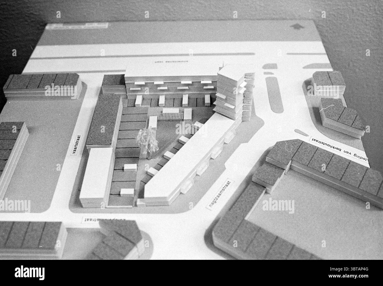 Modellbauplan Amsterdamsevaart Haarlem Amsterdamsevaart Niederlande, Whizgle News, Dutch Desk, Niederlande, 1950 - 2000 am 01-10-1992. Diese Themen werden in der Abbildung angezeigt. Die Szene zeigt ein detailliertes Architekturmodell, das auf einer Ebenen Fläche angeordnet ist. Die Komposition wird überwiegend vom Modell selbst eingerahmt, das einen Komplex von Gebäuden in organisierter Weise zeigt. Die Gebäude sind in minimalistischer Ästhetik gefertigt und verwenden Grau- und Weißtöne, um einen sauberen und modernen Look zu schaffen. Einige Oberflächen weisen ein strukturiertes Erscheinungsbild auf, das auf Materialien wie z. B. Stockfoto
