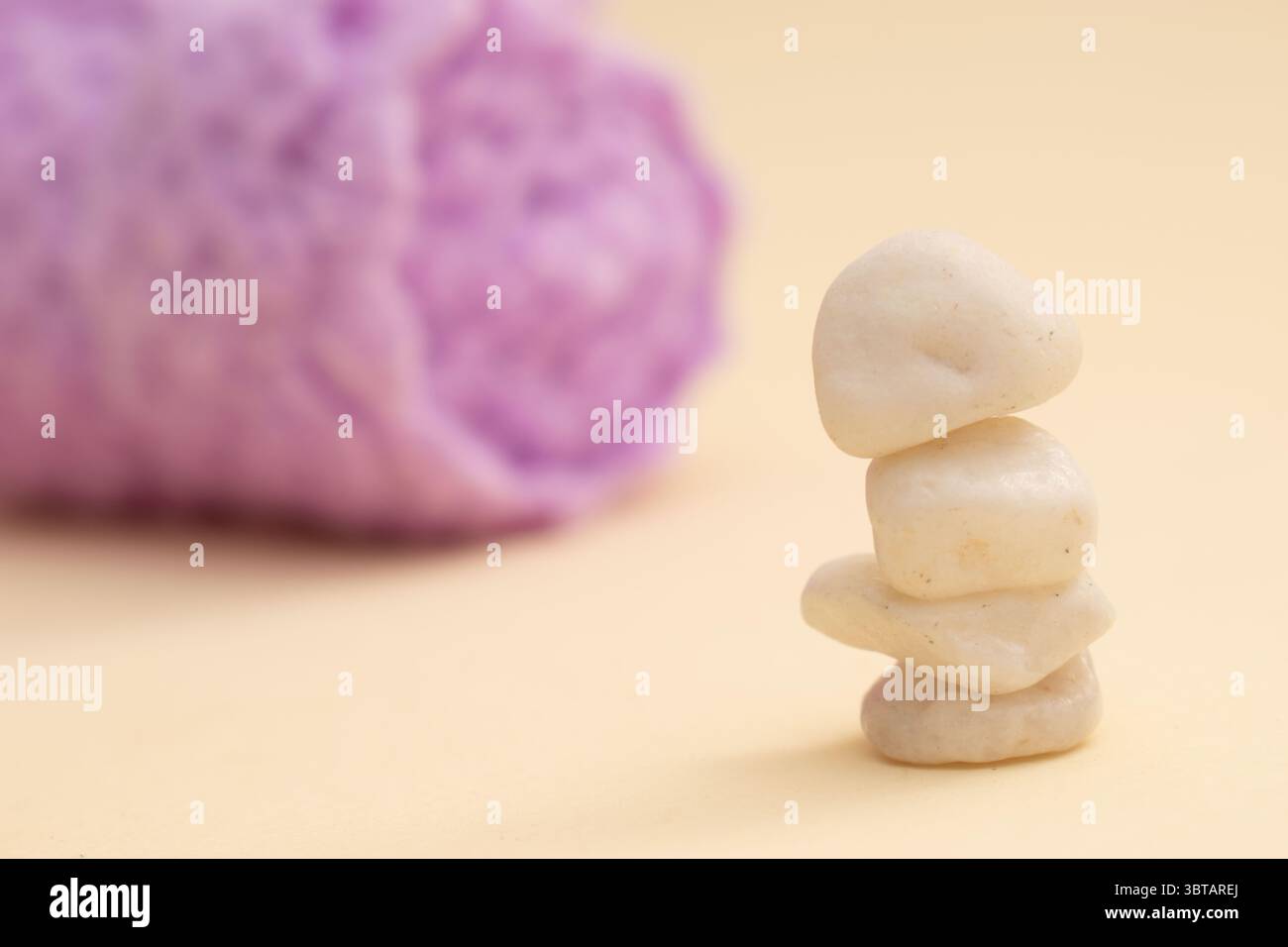Zen-Steine und Kerzen mit sanftem Licht – Spa- und Meditationskonzept“ Stockfoto