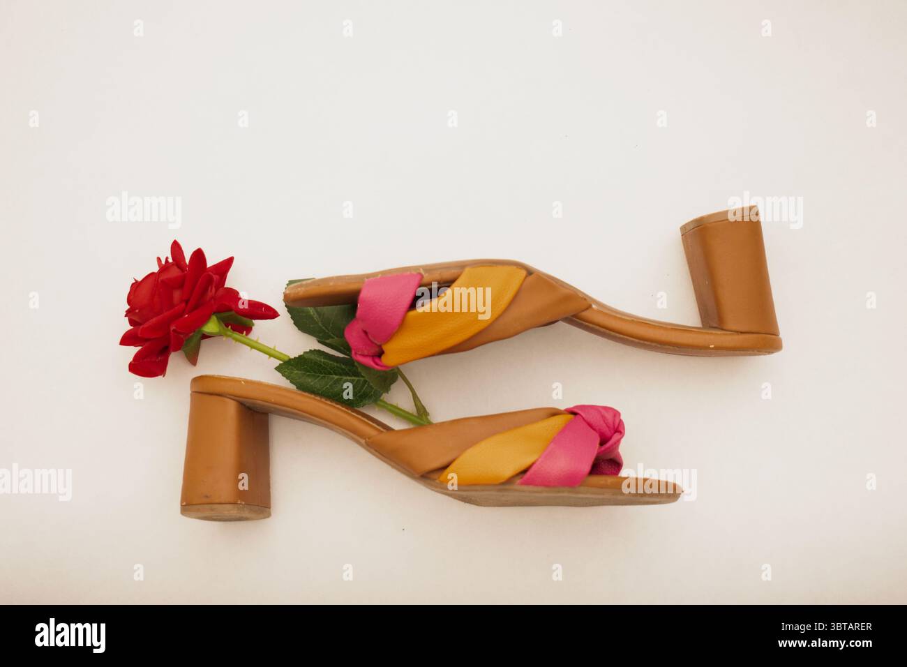 Schuhe mit Blumen- und Gemüsedesign – konzeptionelle Mode und nachhaltiges Design Stockfoto
