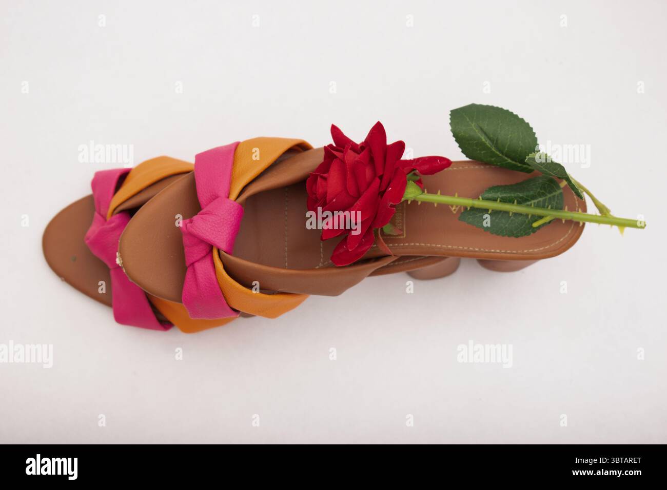 Schuhe mit Blumen- und Gemüsedesign – konzeptionelle Mode und nachhaltiges Design Stockfoto