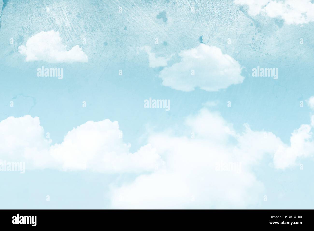 Weiße flauschige Cumulus-Wolken ziehen im malerischen Grunge-Stil über pastellblauen Himmel Stockfoto