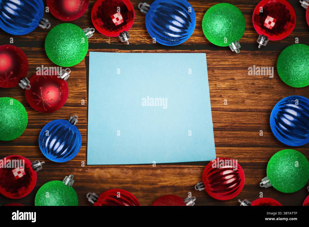 Weihnachtskugeln auf Tisch Stockfoto