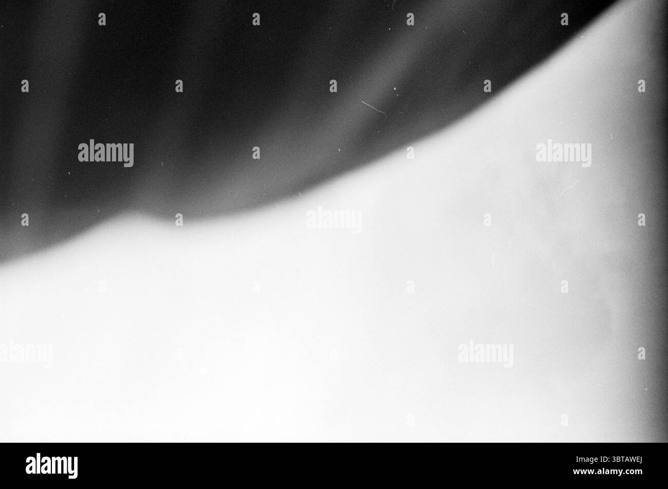 Eröffnung des Parkplatzes N.Z.H. Noord Zuid Hollandse Vervoersmaatschappij N.V. NZ, Whizgle News, Dutch Desk, Niederlande, 1950 - 2000 am 11-09-1968. Diese Themen sind in der Abbildung dargestellt. Die Szene präsentiert ein weiches, abstraktes Zusammenspiel von Licht und Schatten. Die hervorstehenden Elemente deuten auf einen allmählichen Übergang zwischen dunklen und hellen Bereichen hin, wodurch ein sanfter Verlauf entsteht, der die Aufmerksamkeit des Betrachters auf sich zieht. Der Hintergrund zeichnet sich durch eine seidige, fließende Textur aus, die sich in Wellen hüllt und ein Gefühl von Ruhe und Fließfähigkeit erzeugt. Die Farben reichen von tiefem Schwarz über sanfte Grautöne bis hin zu dezentem weiß, was zu einem Stockfoto