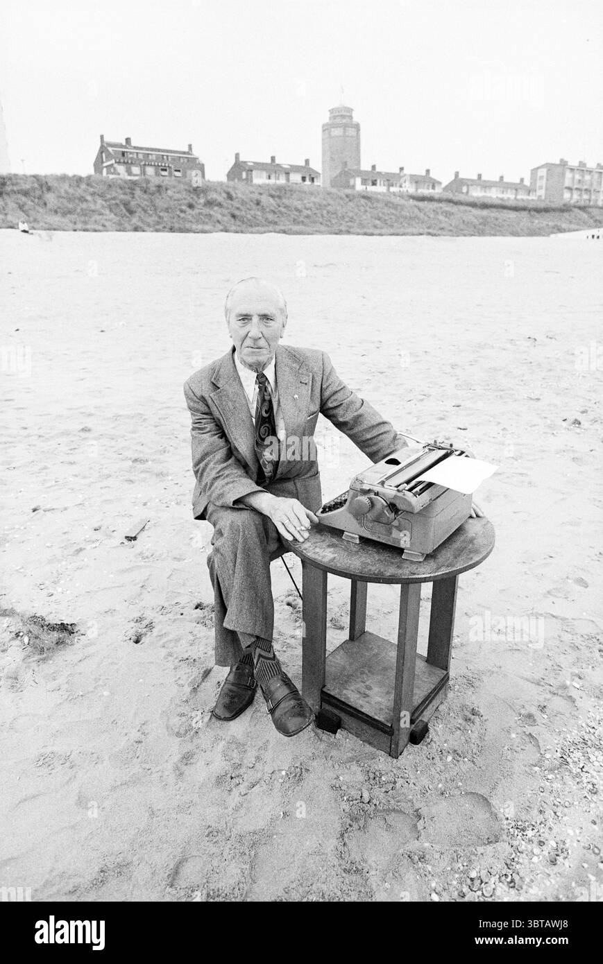 Kees Kuyper Zandvoort Persons Zandvoort, Whizgle News, Dutch Desk, Niederlande, 1950 - 2000 am 09-10-1979. Das Bild enthält diese Themen. In einer Küstenlandschaft sitzt ein älterer Mann an einem Strand, der sowohl Eleganz als auch Introspektion ausstrahlt. Er trägt einen gut geschnittenen Anzug, der sich durch eine helle Farbe und eine gemusterte Krawatte auszeichnet, die im Kontrast zu den natürlichen Sandtönen steht, die ihn umgeben. Sein Ausdruck ist nachdenklich, und er blickt in den Horizont, als wäre er in Nachsicht verloren. Vor ihm steht ein runder Holztisch, bescheiden im Design, der eine alte Schreibmaschine trägt – ein Artefakt, das Stockfoto