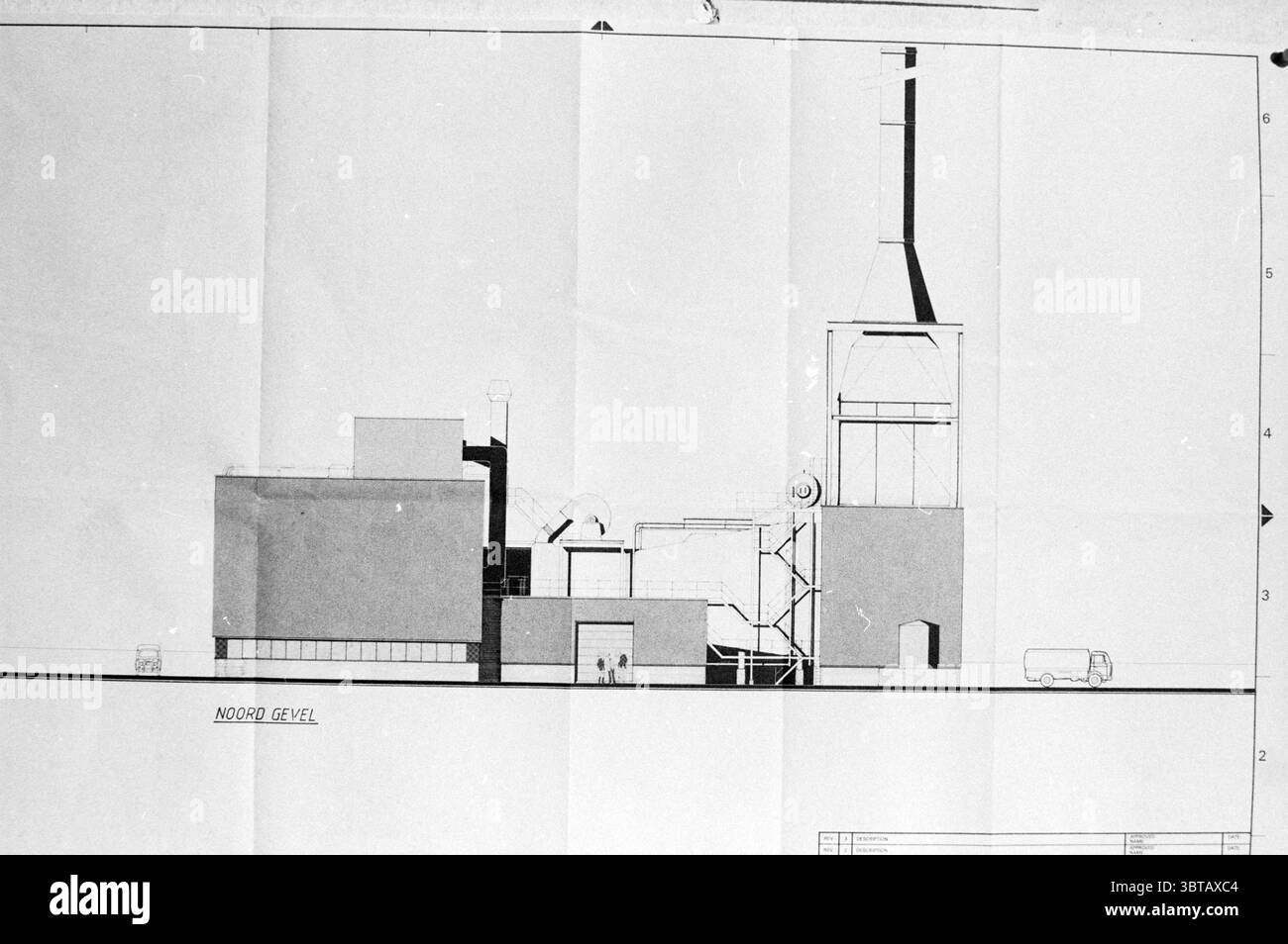 Zeichnung des Neubaus der Papierfabrik Gelder Van Gelder & Zonen Velsen, Whizgle News, Dutch Desk, Niederlande, 1950 - 2000 am 16.05.1983. Diese Themen sind in der Abbildung dargestellt. Die Szene zeigt eine technische Zeichnung oder eine architektonische Darstellung, die ein Fabrikgebäude oder ein Industriebau darstellt. Das Layout enthält eine Seitenansicht der Struktur, in der die Winkelformen und verschiedene Abschnitte hervorgehoben werden. Das allgemeine Farbschema ist hauptsächlich monochromatisch, wobei Schwarz- und Weißtöne verwendet werden, was ihm ein klares und klares Aussehen verleiht. Das Gebäude selbst besteht aus rechteckigen und quadratischen Formen, mit Stockfoto