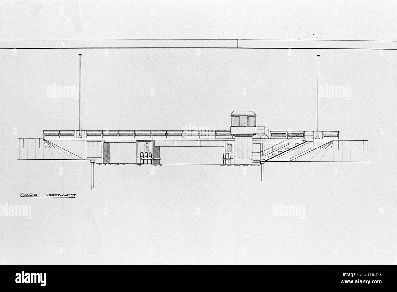 Standort + Zeichnung neue Brücke Hillegom Brücken Brückenbau Zeichnungen, Whizgle News, Dutch Desk, Niederlande, 1950 - 2000 am 29-09-1977. Das Bild enthält diese Themen. Die Szene zeigt eine minimalistische architektonische Zeichnung einer Brücke, die sich durch klare Linien und strukturierte Formen auszeichnet. Die Brücke hat eine symmetrische Zusammensetzung, mit einer zentralen Spannweite, die von zwei robusten Säulen gestützt wird, die ein Gefühl von Stabilität schaffen. Auf beiden Seiten der Brücke steigen Treppen an, die zu einer höheren Ebene oder einem Gehweg führen, was zur Vertikalität des Gesamtdesigns beiträgt. Das Geländer A Stockfoto