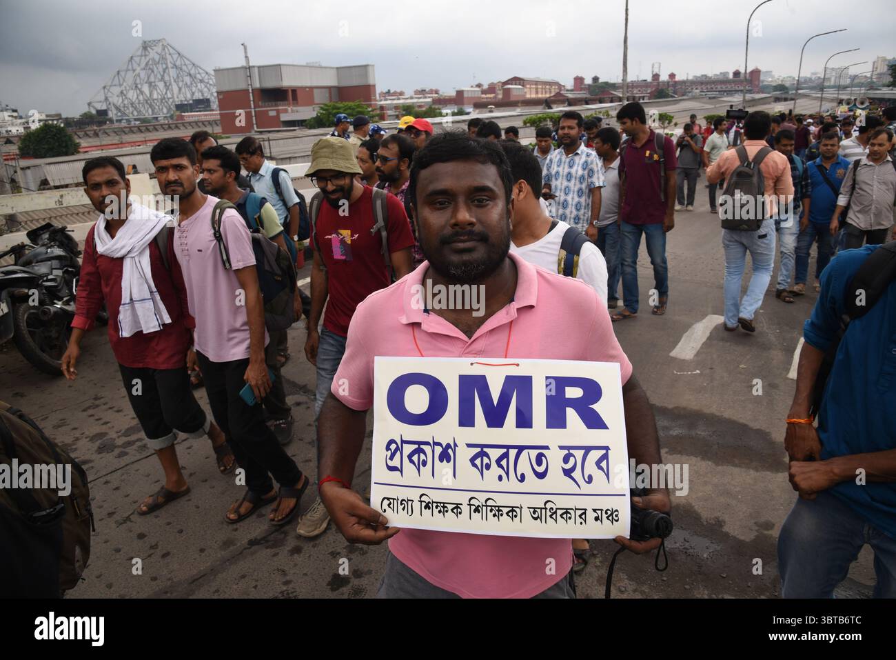 Kalkutta, Westbengalen, Indien. Juli 2025. Eine große Anzahl von „berechtigten und unberührten“ Schullehrern, deren Ernennung vom Obersten Gerichtshof annulliert wurde, wurde am Montagnachmittag mit der West-Bengalen Polizei zusammengeschlagen, als ihre Kundgebung in Howrah Maidan gestoppt wurde, ein paar Kilometer vor ihrem Ziel, dem Staatssekretariat Nabanna. Die Agitatoren, die unter dem Banner des˜Sikshak Adhikar Manch (Forum für Lehrerrechte) organisiert wurden, stießen gegen eine menschliche Barrikade, die vom Personal in Uniform errichtet wurde, was zu Spannungen am Boden führte, nachdem die Demonstranten standhaft auf dem Weg blieben Stockfoto Kalkutta, Westbengalen, Indien. Juli 2025. Eine große Anzahl von „berechtigten und unberührten“ Schullehrern, deren Ernennung vom Obersten Gerichtshof annulliert wurde, wurde am Montagnachmittag mit der West-Bengalen Polizei zusammengeschlagen, als ihre Kundgebung in Howrah Maidan gestoppt wurde, ein paar Kilometer vor ihrem Ziel, dem Staatssekretariat Nabanna. Die Agitatoren, die unter dem Banner des˜Sikshak Adhikar Manch (Forum für Lehrerrechte) organisiert wurden, stießen gegen eine menschliche Barrikade, die vom Personal in Uniform errichtet wurde, was zu Spannungen am Boden führte, nachdem die Demonstranten standhaft auf dem Weg blieben Stockfoto