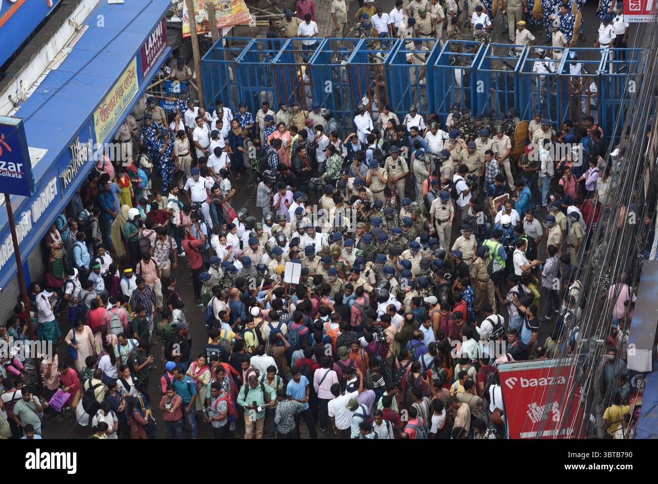 Kalkutta, Westbengalen, Indien. Juli 2025. Eine große Anzahl von „berechtigten und unberührten“ Schullehrern, deren Ernennung vom Obersten Gerichtshof annulliert wurde, wurde am Montagnachmittag mit der West-Bengalen Polizei zusammengeschlagen, als ihre Kundgebung in Howrah Maidan gestoppt wurde, ein paar Kilometer vor ihrem Ziel, dem Staatssekretariat Nabanna. Die Agitatoren, die unter dem Banner des˜Sikshak Adhikar Manch (Forum für Lehrerrechte) organisiert wurden, stießen gegen eine menschliche Barrikade, die vom Personal in Uniform errichtet wurde, was zu Spannungen am Boden führte, nachdem die Demonstranten standhaft auf dem Weg blieben Stockfoto Kalkutta, Westbengalen, Indien. Juli 2025. Eine große Anzahl von „berechtigten und unberührten“ Schullehrern, deren Ernennung vom Obersten Gerichtshof annulliert wurde, wurde am Montagnachmittag mit der West-Bengalen Polizei zusammengeschlagen, als ihre Kundgebung in Howrah Maidan gestoppt wurde, ein paar Kilometer vor ihrem Ziel, dem Staatssekretariat Nabanna. Die Agitatoren, die unter dem Banner des˜Sikshak Adhikar Manch (Forum für Lehrerrechte) organisiert wurden, stießen gegen eine menschliche Barrikade, die vom Personal in Uniform errichtet wurde, was zu Spannungen am Boden führte, nachdem die Demonstranten standhaft auf dem Weg blieben Stockfoto