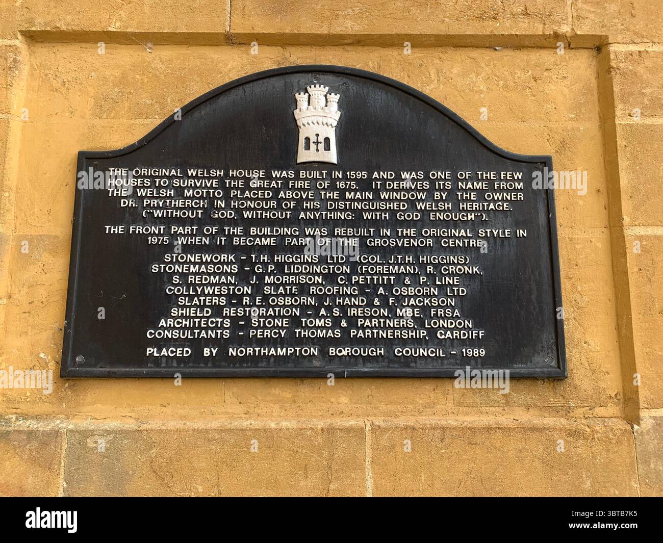 Northampton Market Square Northamptonshire England Großbritannien Großbritannien berühmtes Feuer von Northampton Markts Stiefel Apotheke Ladenplaque Great UK - Smartphone-aufgenommenes Stockfoto