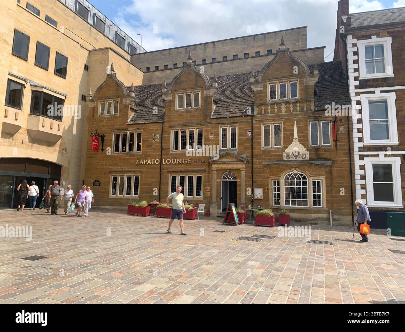 Northampton Market Square Northamptonshire England Großbritannien Großbritannien berühmtes Feuer von Northampton Markts Stiefel Apotheke Ladenplaque Great UK - Smartphone-aufgenommenes Stockfoto