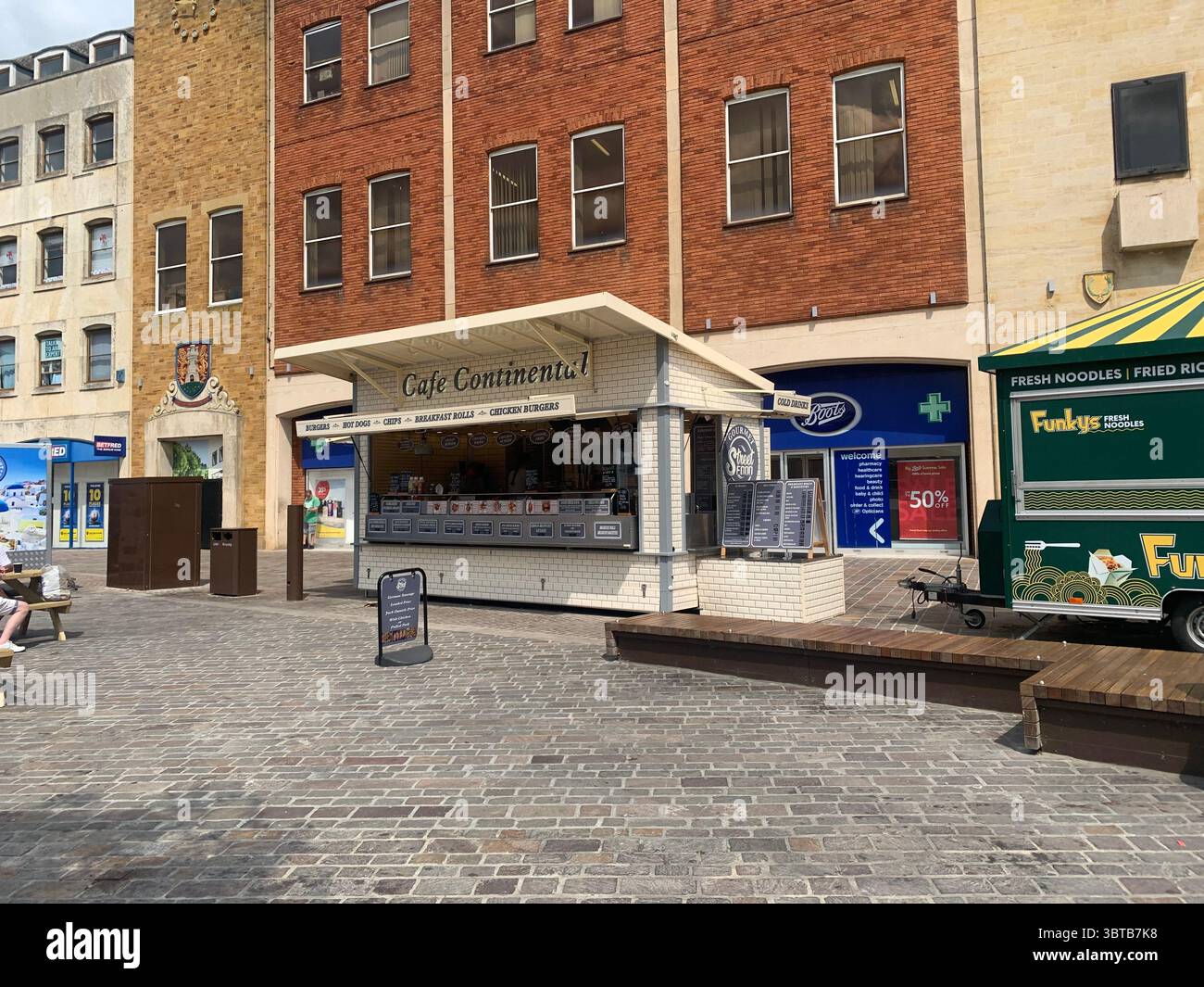 Northampton Market Square Northamptonshire England Großbritannien Großbritannien berühmtes Feuer von Northampton Markts Stiefel Apotheke Ladenplaque Great UK - Smartphone-aufgenommenes Stockfoto