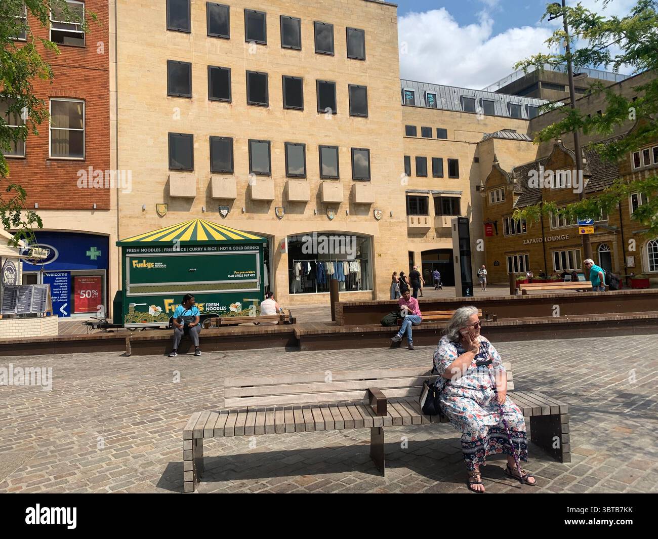 Northampton Market Square Northamptonshire England Großbritannien Großbritannien berühmtes Feuer von Northampton Markts Stiefel Apotheke Ladenplaque Great UK - Smartphone-aufgenommenes Stockfoto