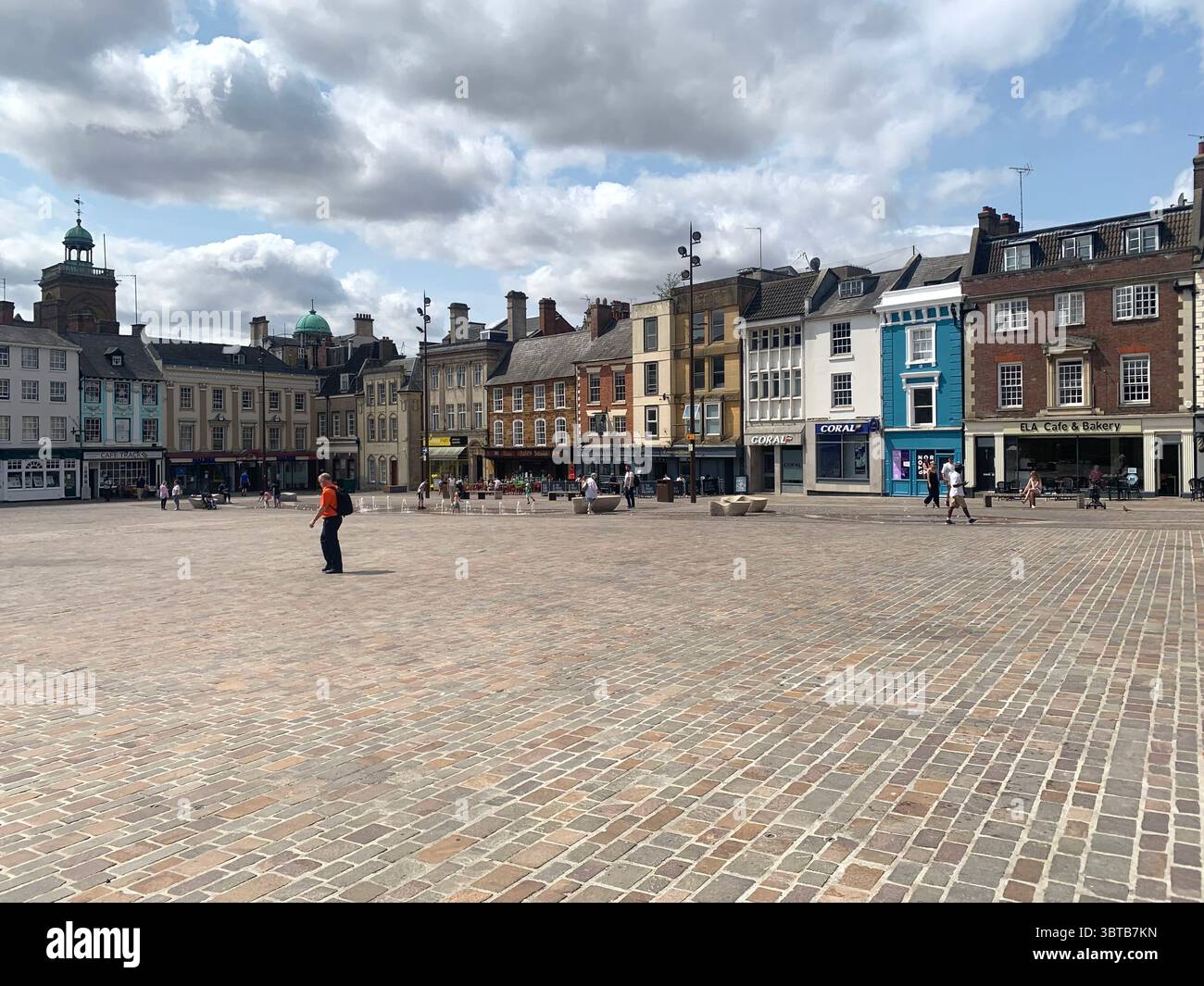 Northampton Market Square Northamptonshire England Großbritannien Großbritannien berühmtes Feuer von Northampton Markts Stiefel Apotheke Ladenplaque Great UK - Smartphone-aufgenommenes Stockfoto