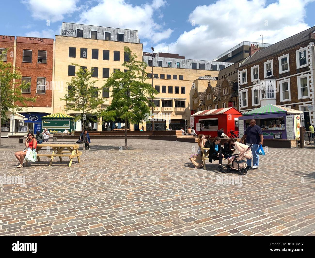 Northampton Market Square Northamptonshire England Großbritannien Großbritannien berühmtes Feuer von Northampton Markts Stiefel Apotheke Ladenplaque Great UK - Smartphone-aufgenommenes Stockfoto